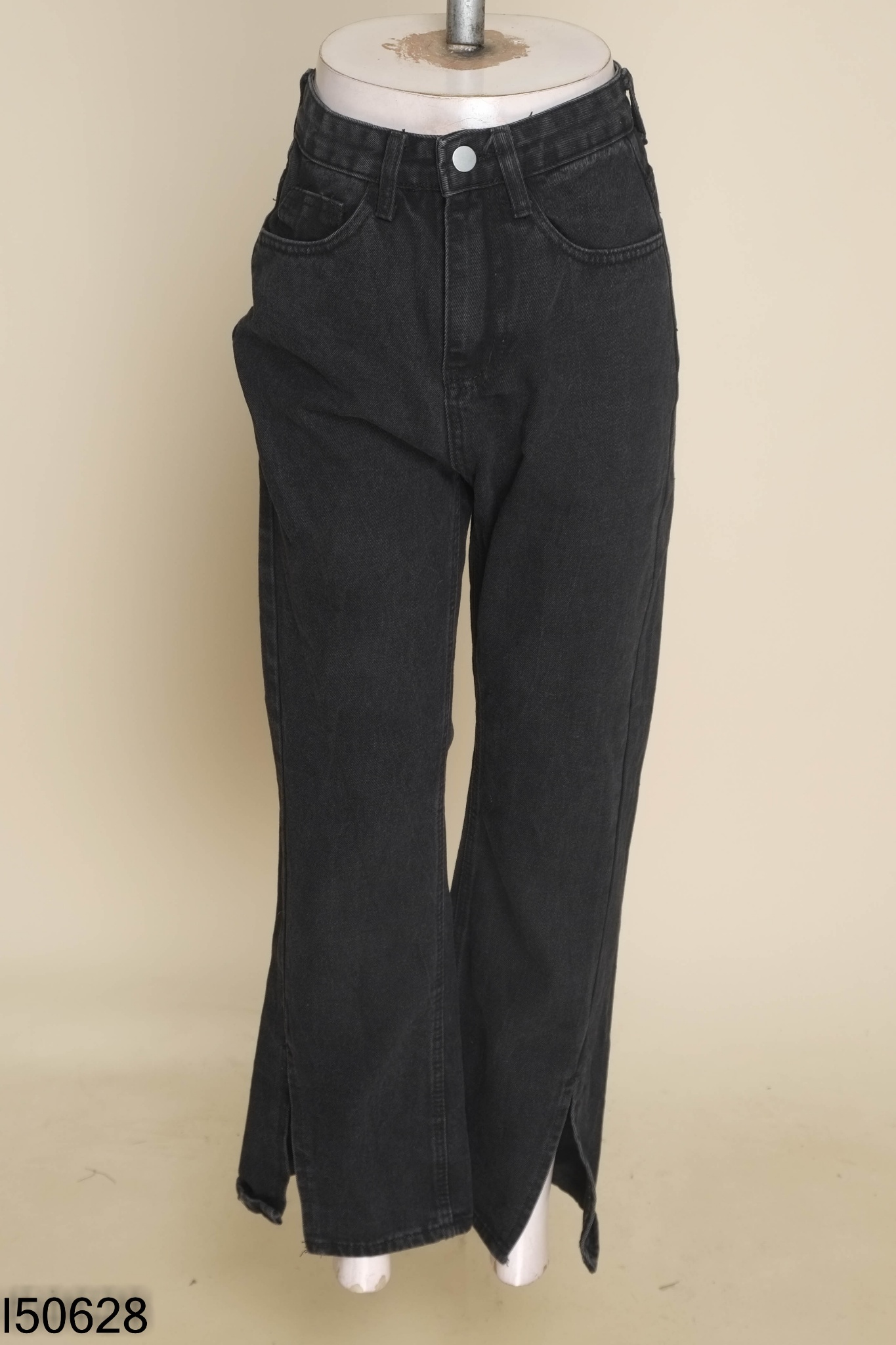 Quần jeans đen xẻ gấu
