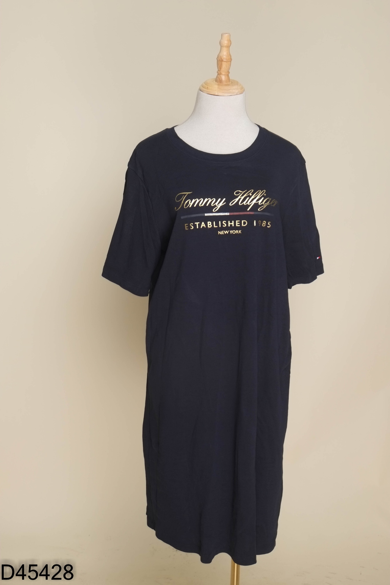 Váy đen TOMMY HILFIGER in chữ vàng