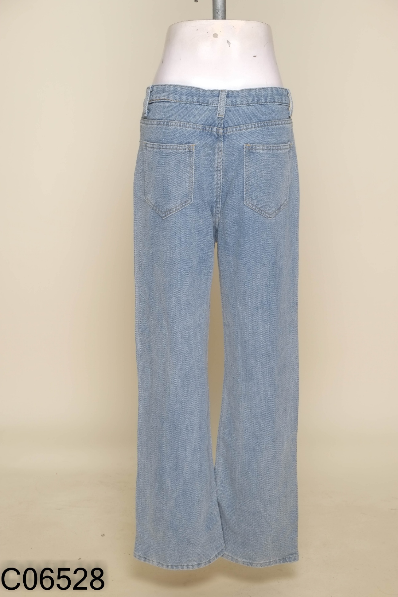 Quần jeans xanh họa tiết