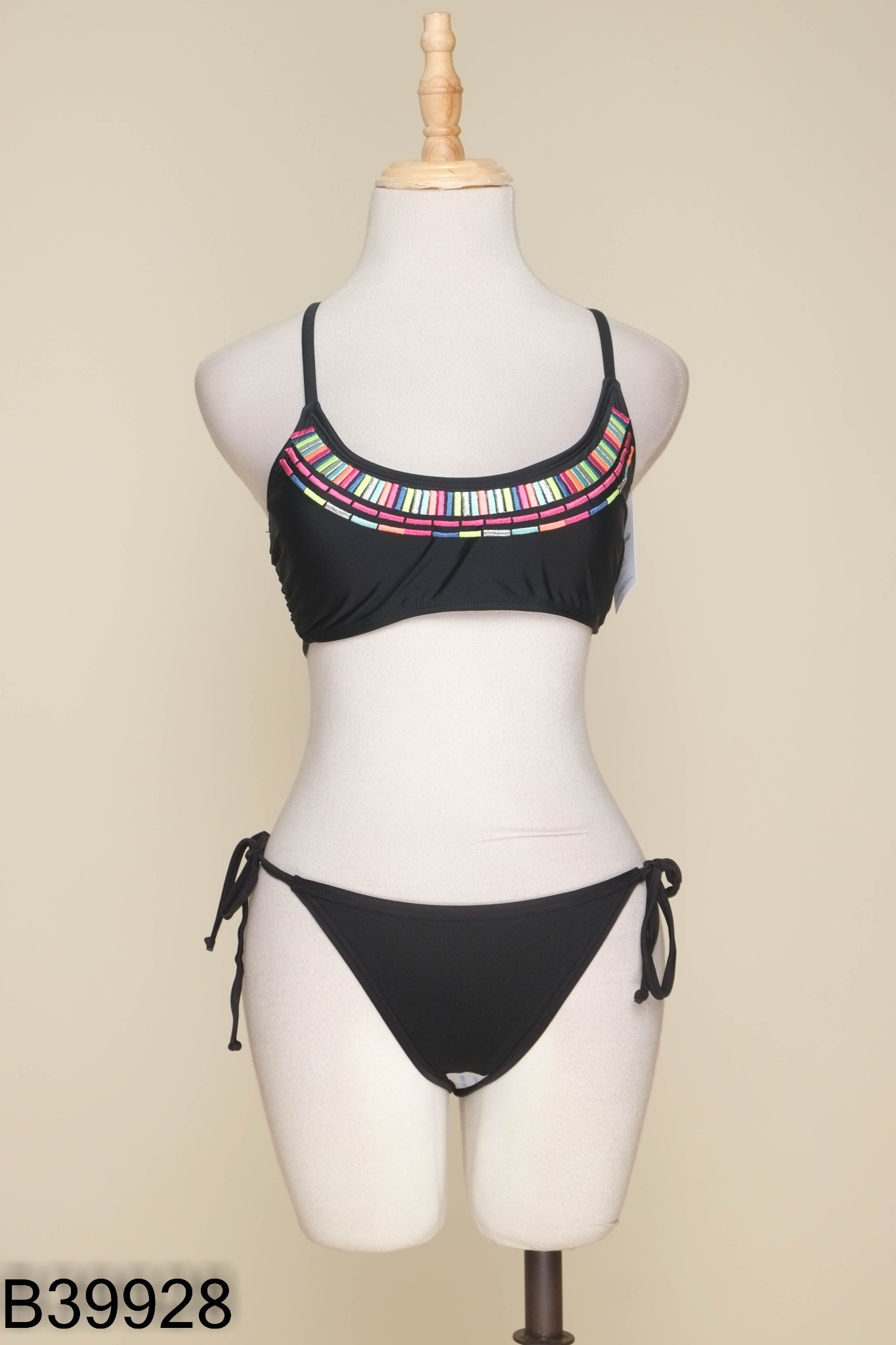 Set bikini đen áo thêu sắc màu