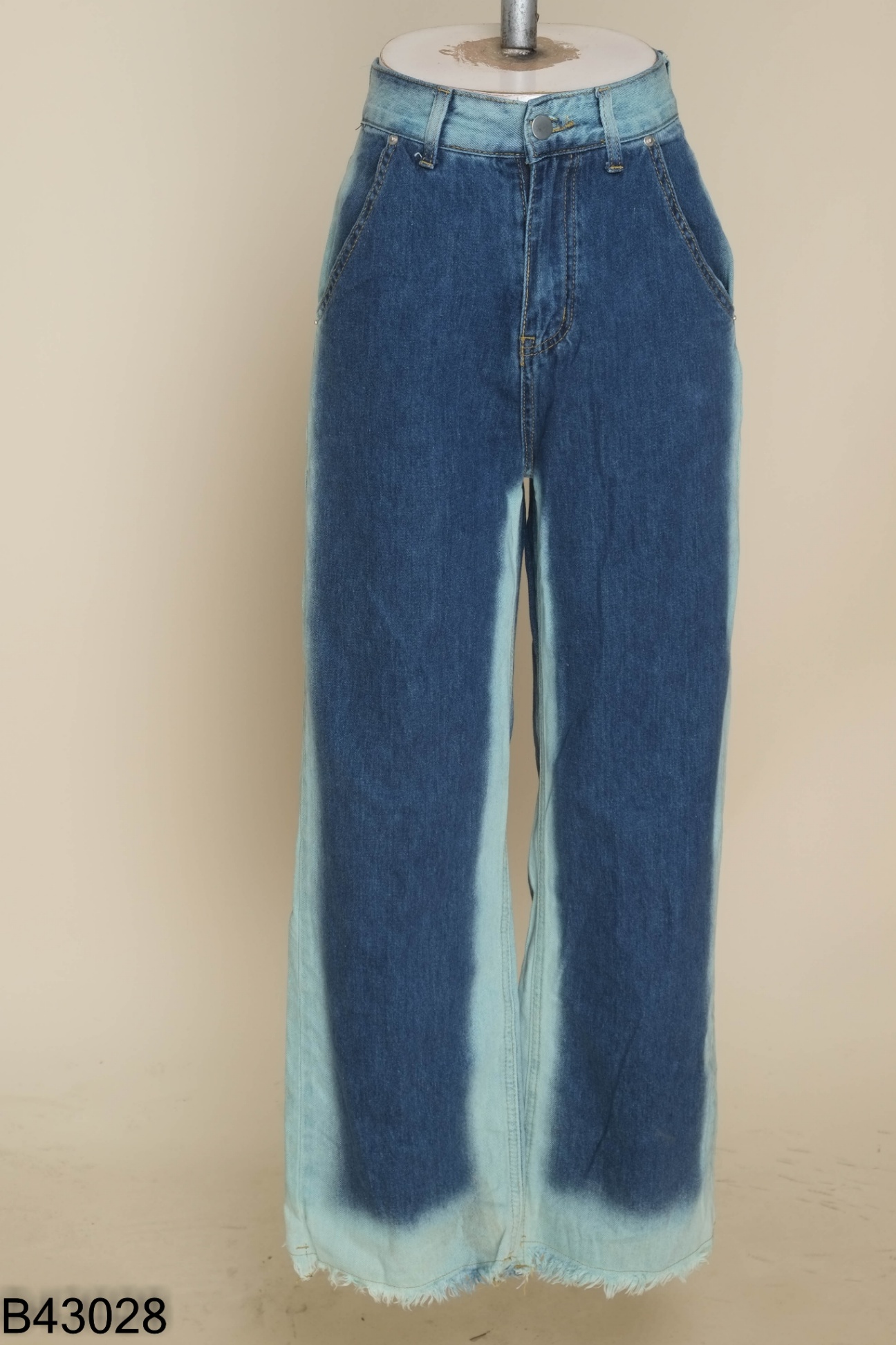 Quần jeans xanh loang
