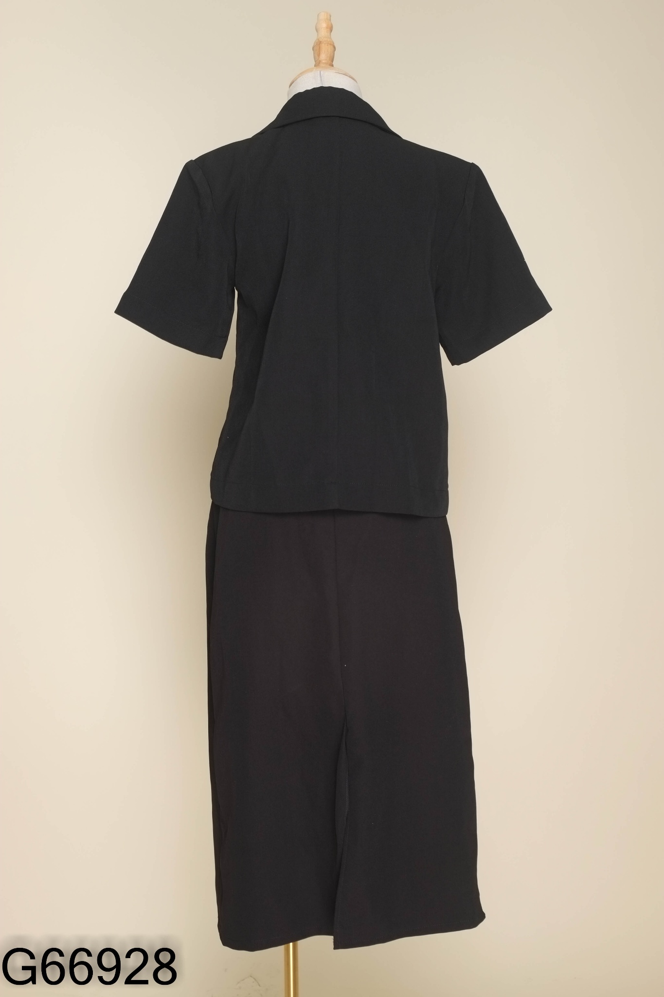 Set đen áo cổ vest + chân váy