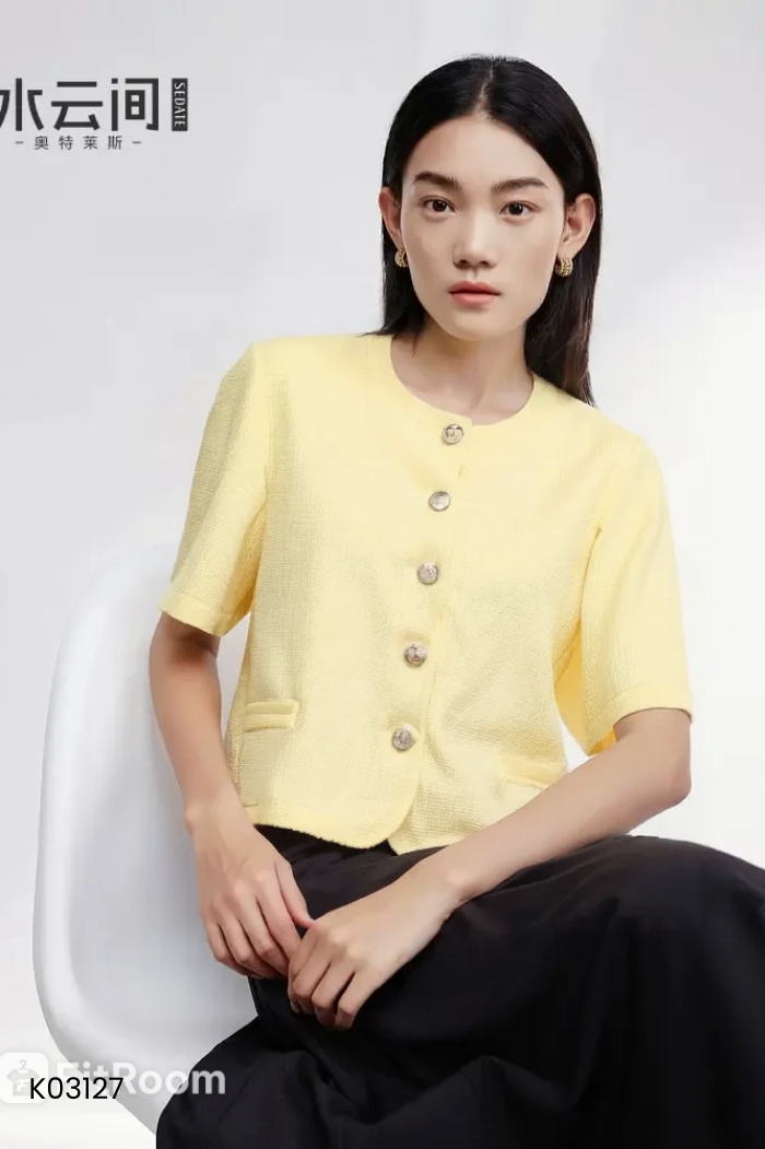 Áo vàng phối cúc