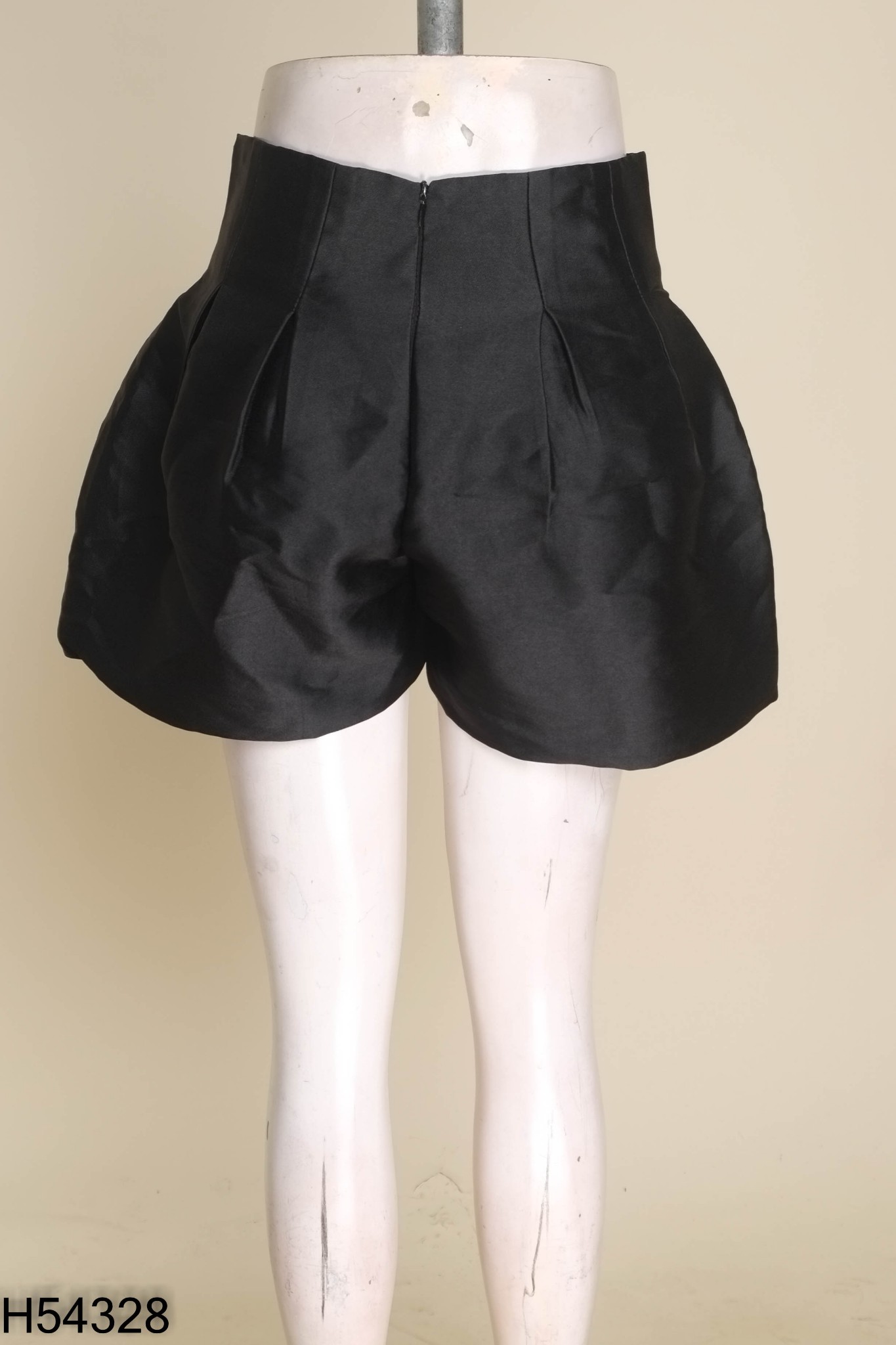 Quần shorts taffta đen