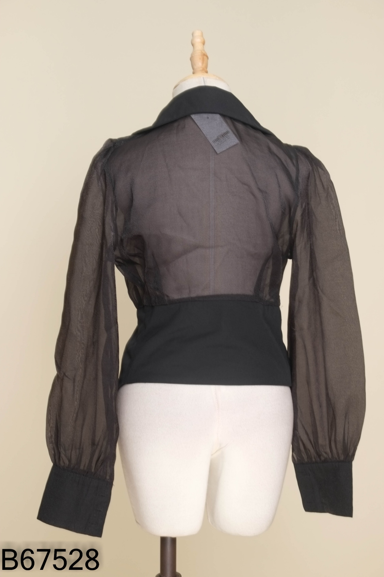 Áo đen cổ vest cúc ngọc