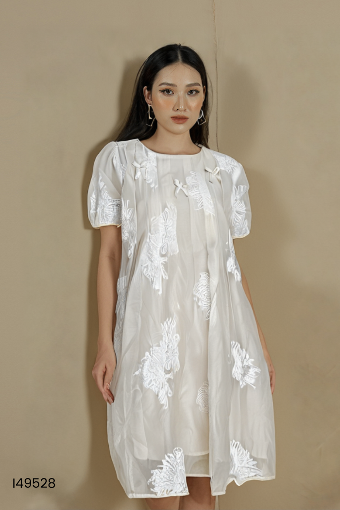 Váy be thêu chỉ trắng