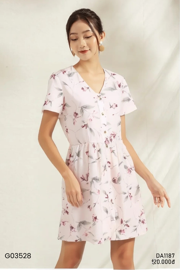 Váy hồng phối họa tiết hoa lá cành