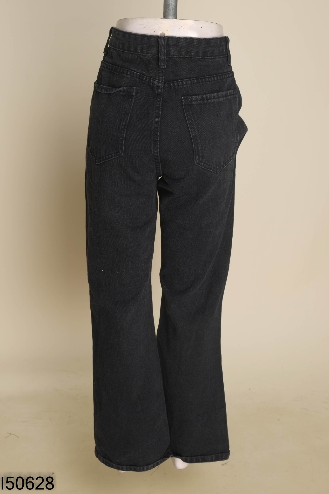 Quần jeans đen xẻ gấu