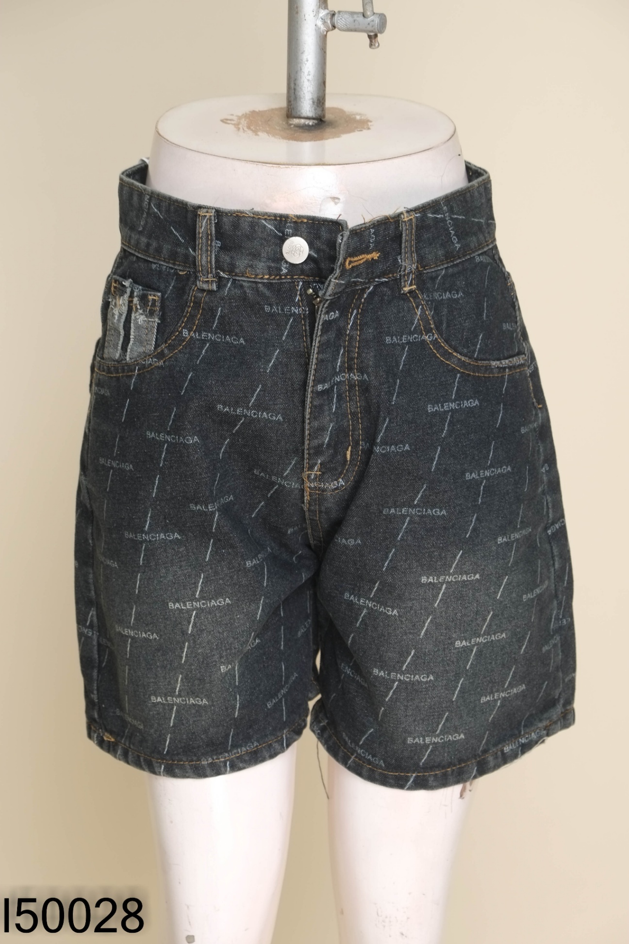 NEWTAG Quần shorts jeans xám chữ