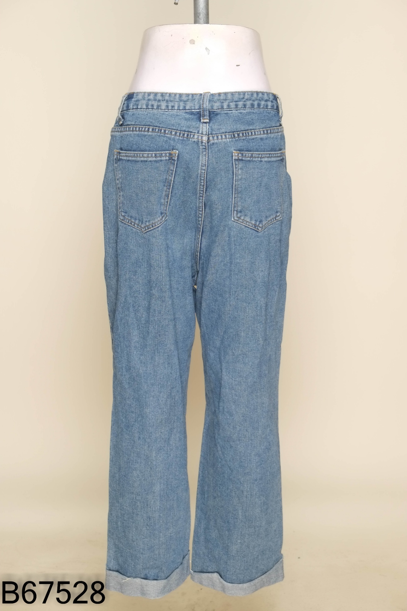 Quần jeans xanh gấp gấu