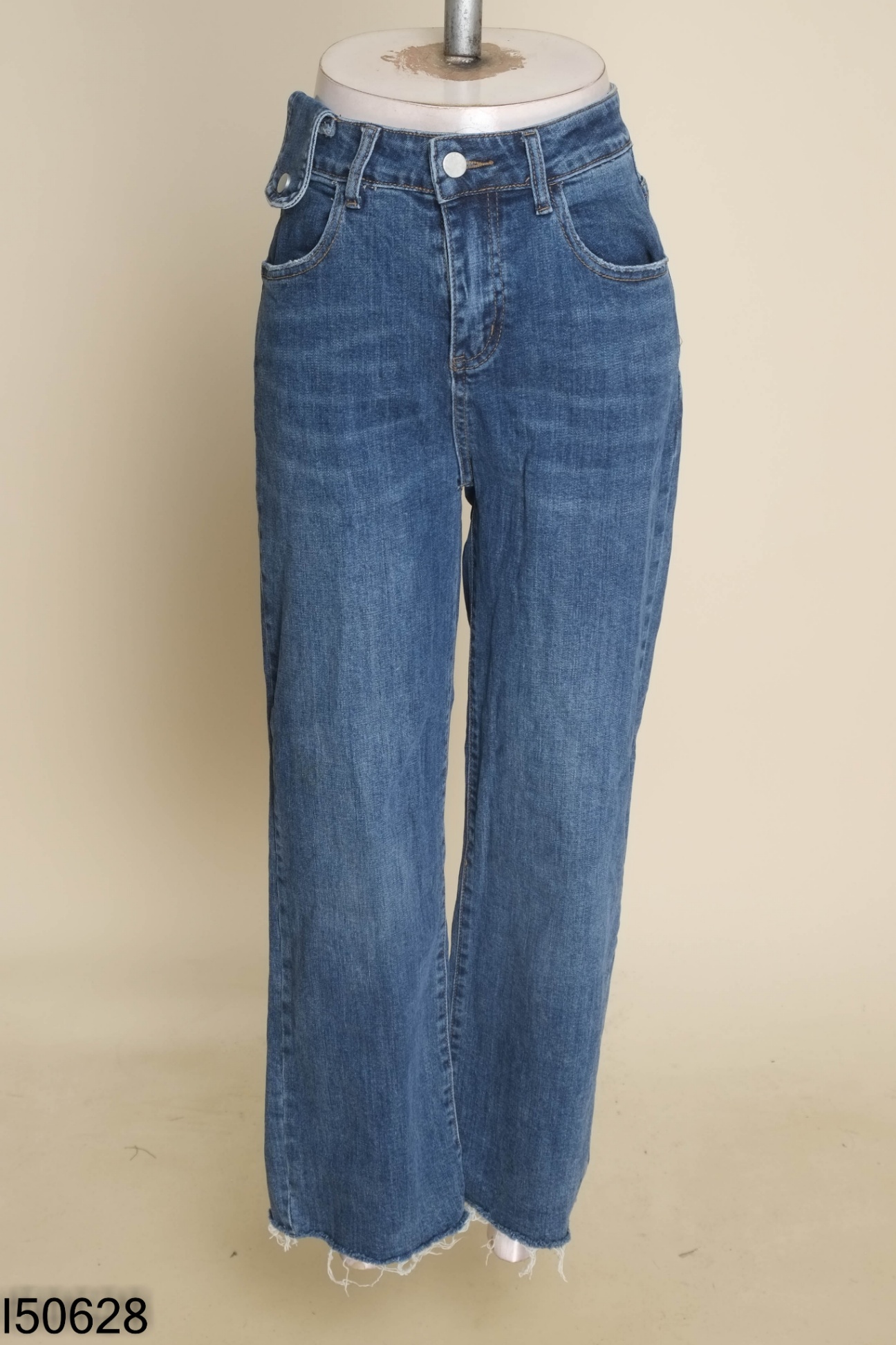 Quần jeans xanh cắt gấu