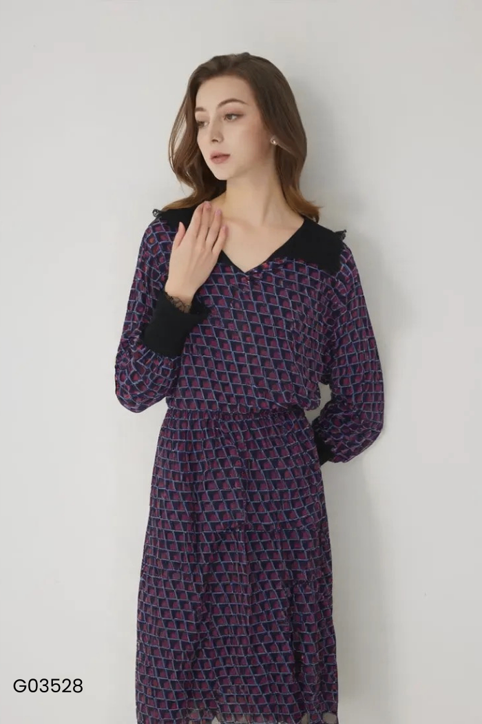 Váy đen họa tiết đỏ xanh