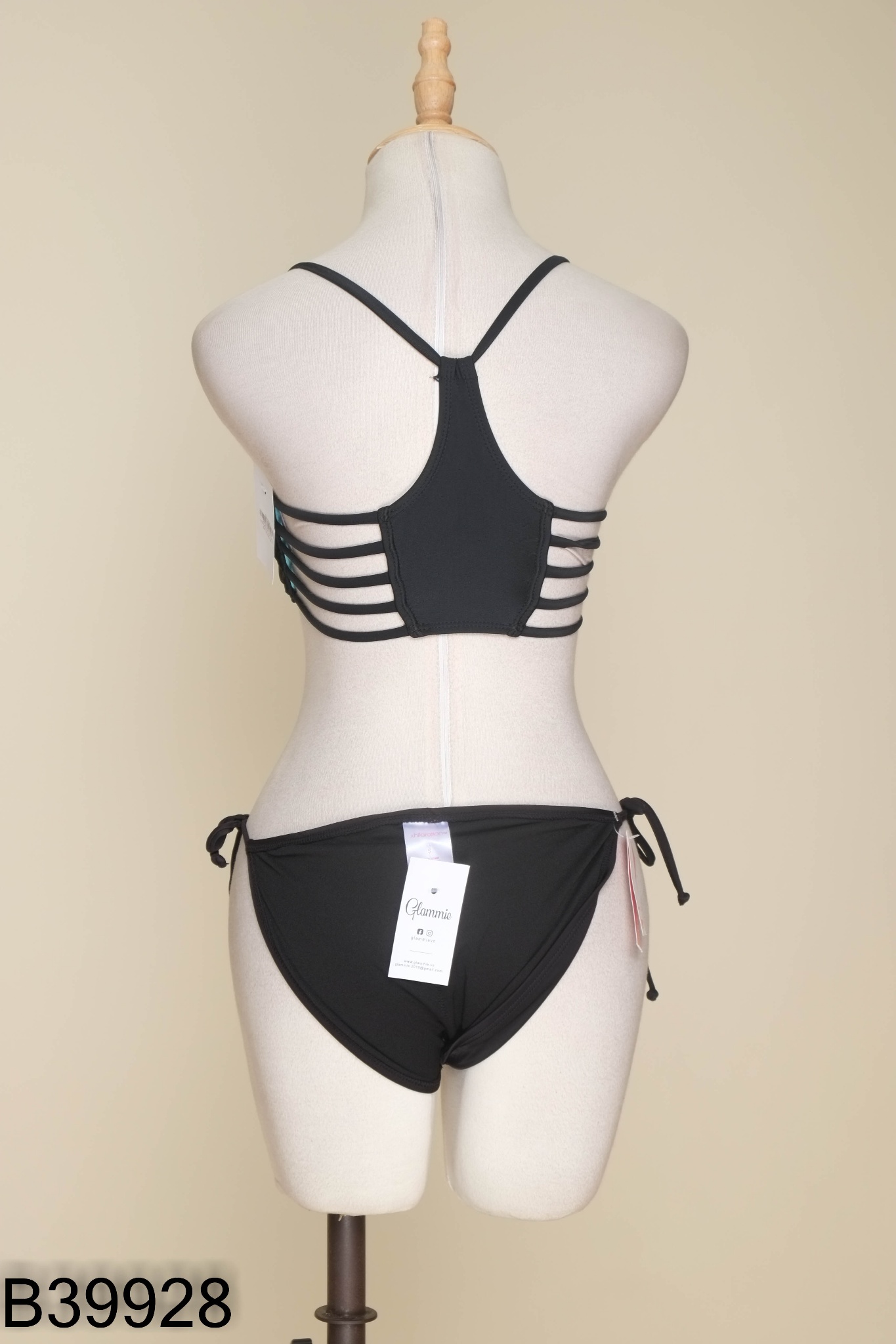 Set bikini đen áo thêu sắc màu