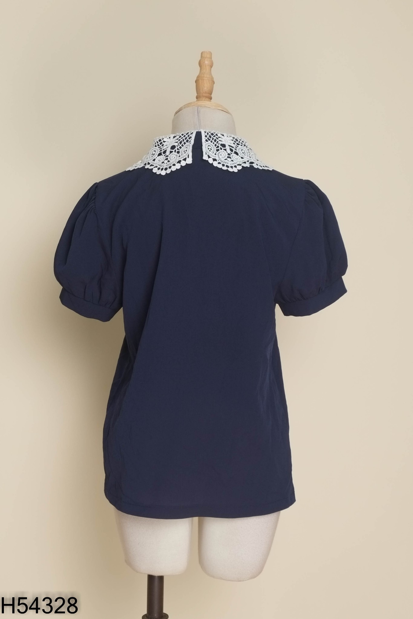 Áo xanh than cổ ren trắng