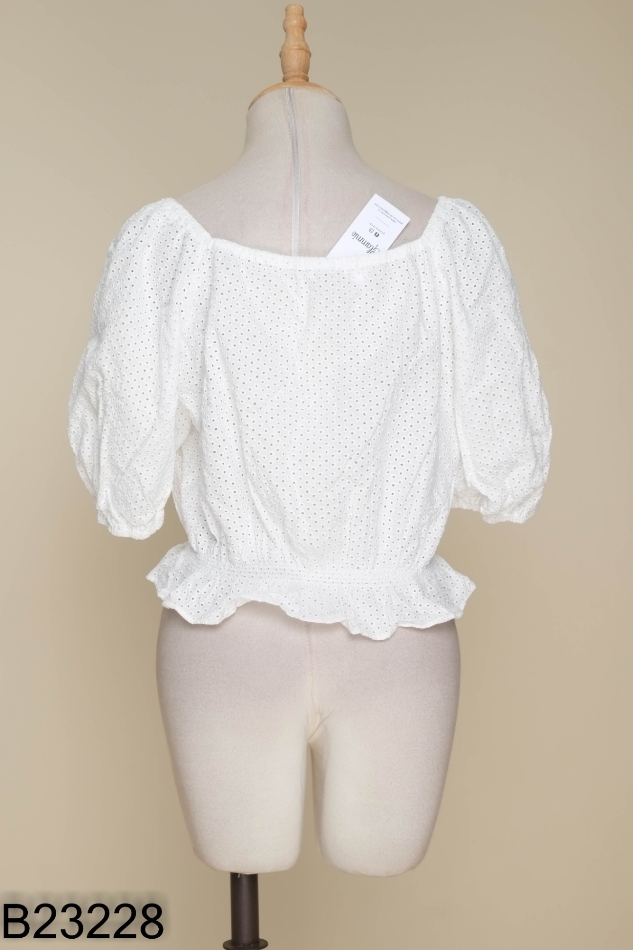 Áo UNIQLO trắng trơn