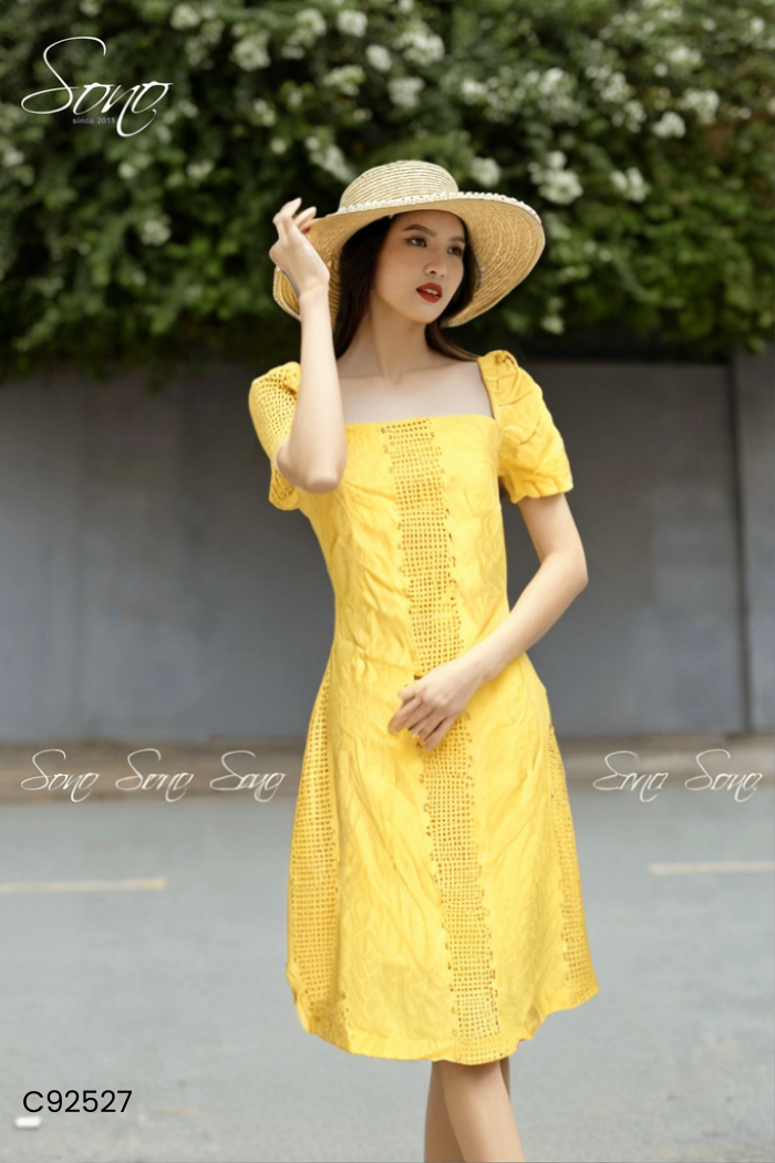 Váy vàng cổ vuông