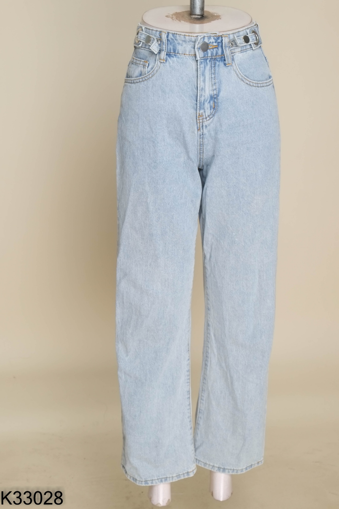 Quần jeans xanh nhạt
