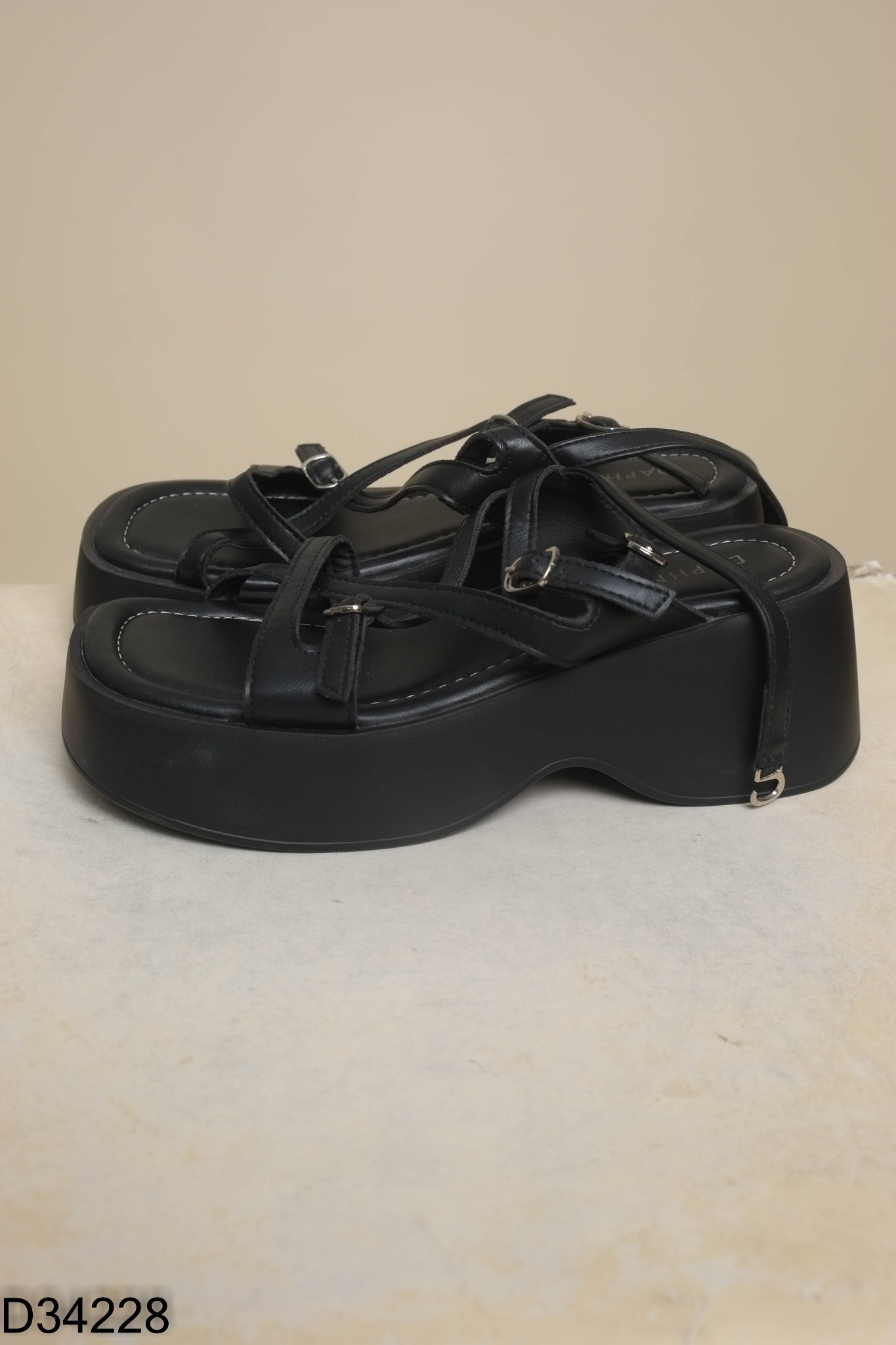 Sandals đen đan dây