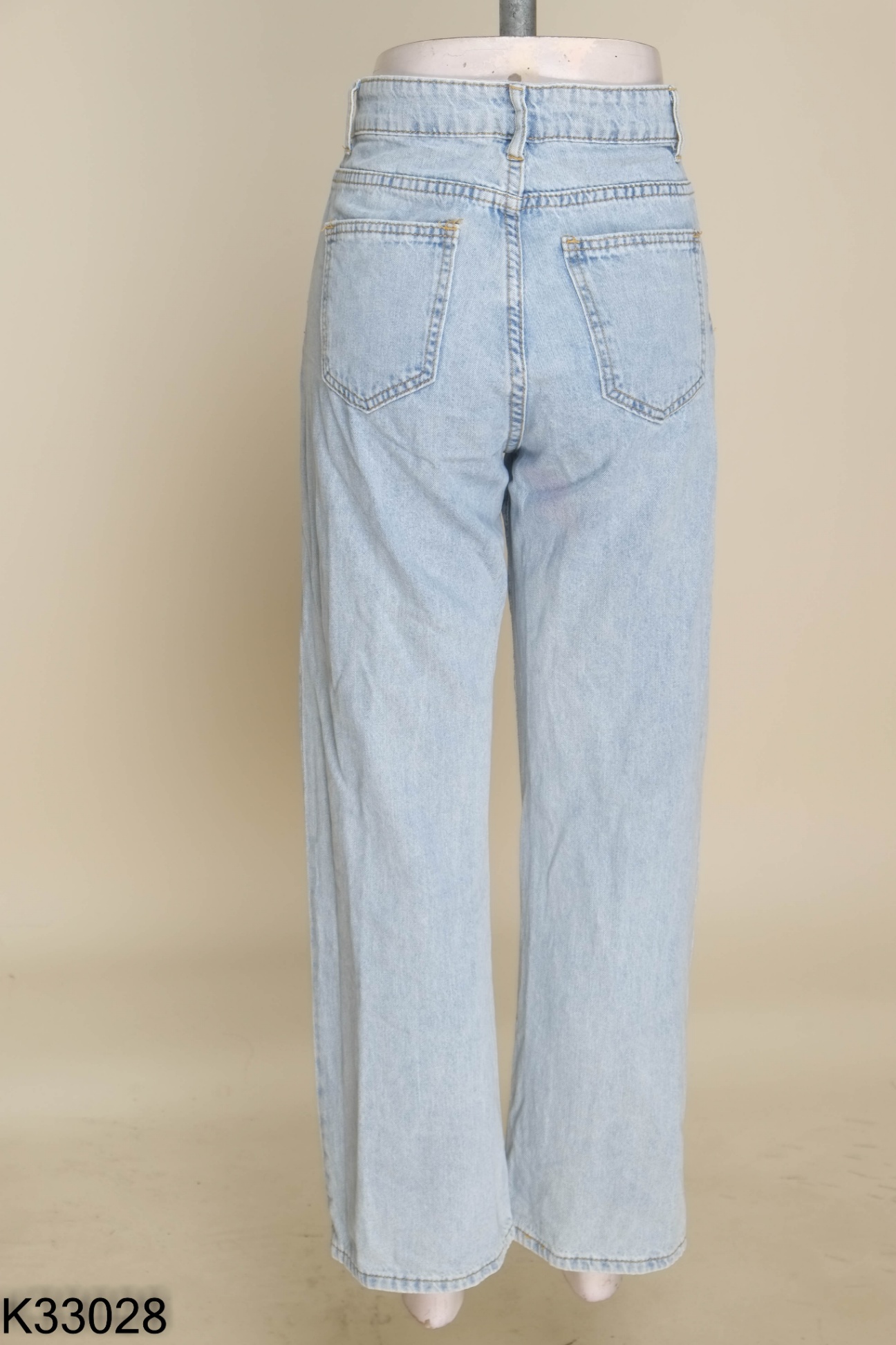 Quần jeans xanh nhạt