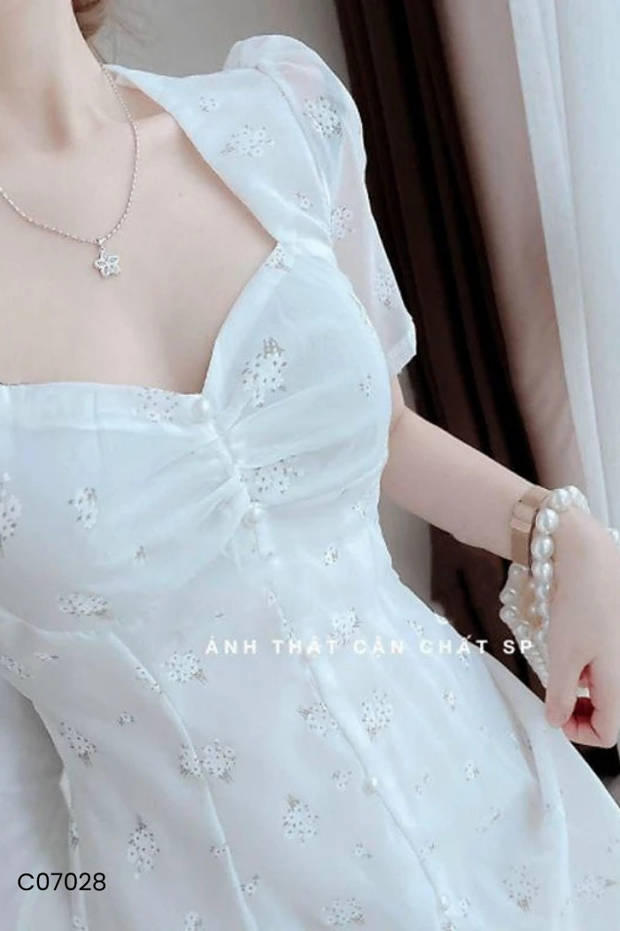 Váy voan trắng hoạ tiết hoa