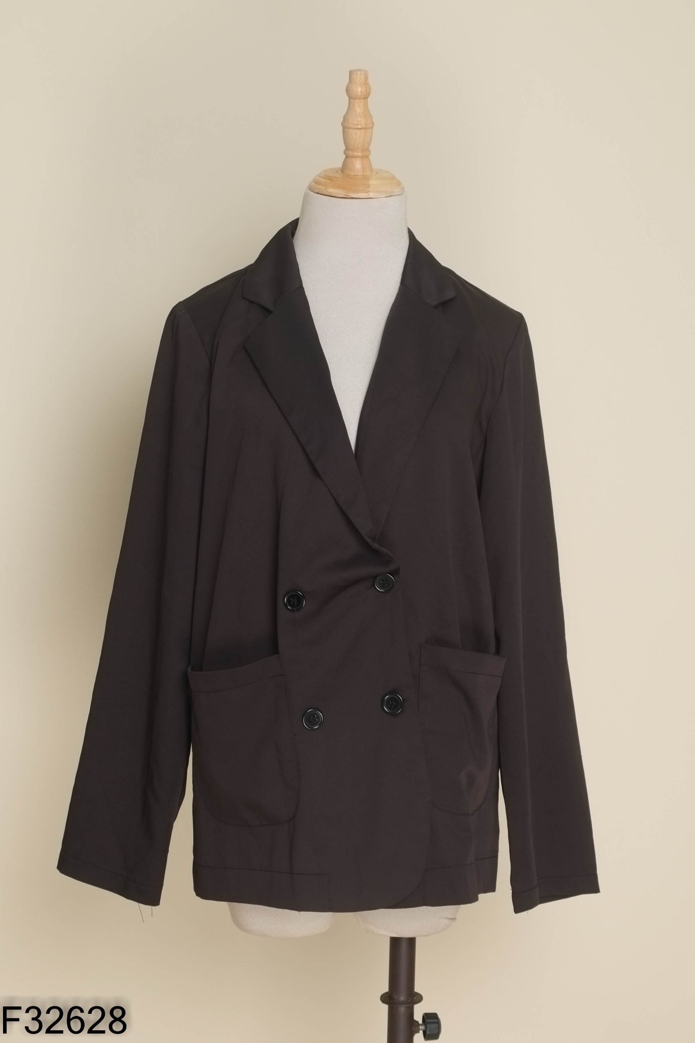 Áo đen cổ vest