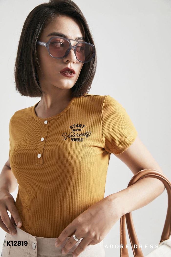 Áo vàng ADORE DRESS thêu chữ đen