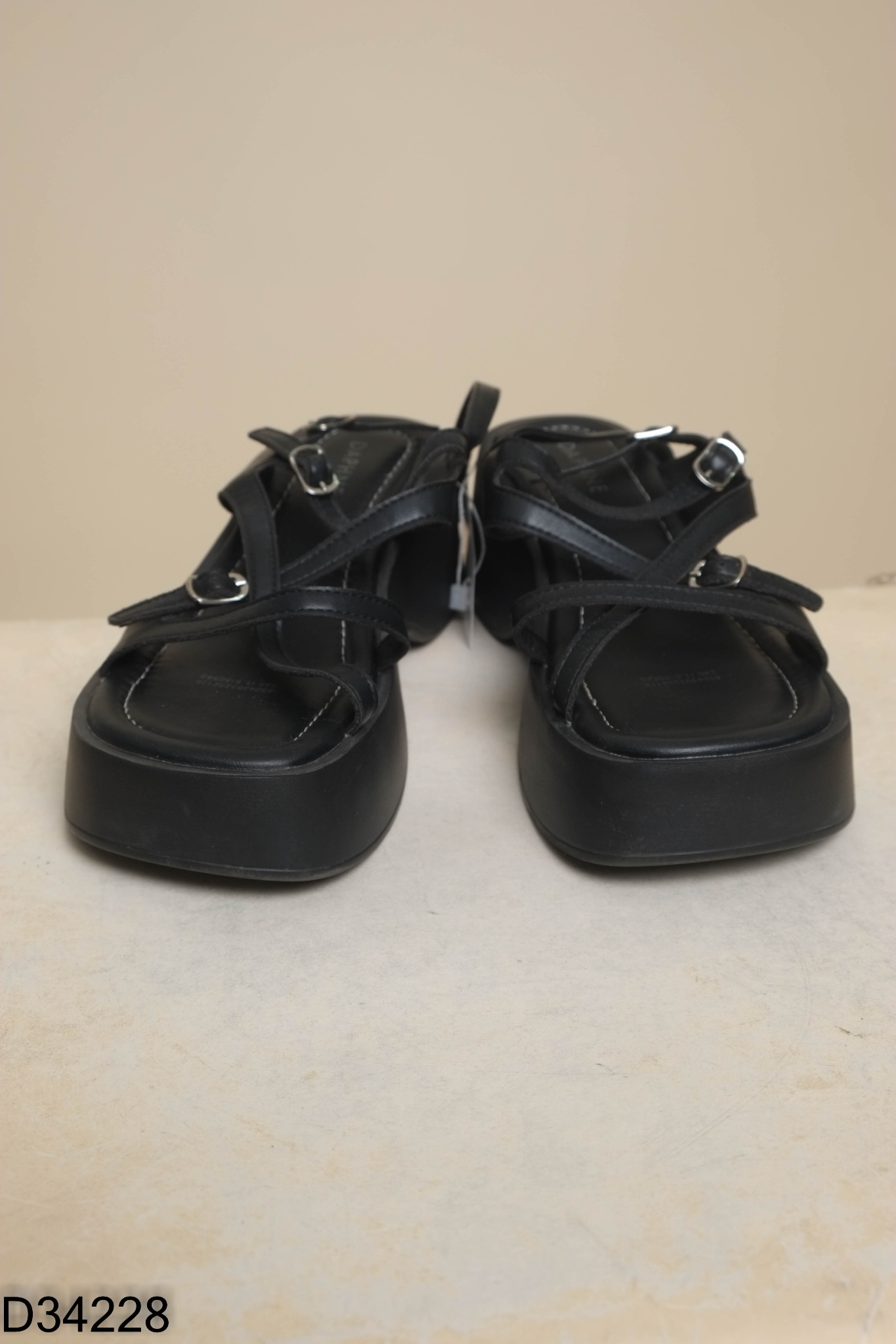 Sandals đen đan dây