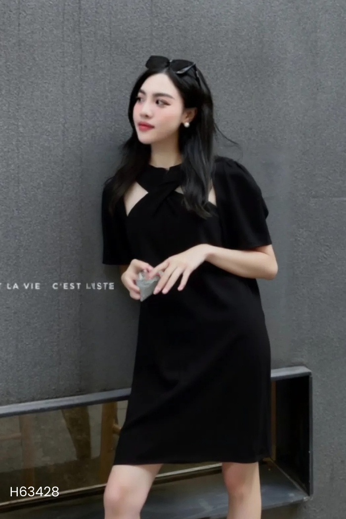 Váy C'EST LA VIE đen xoắn ngực