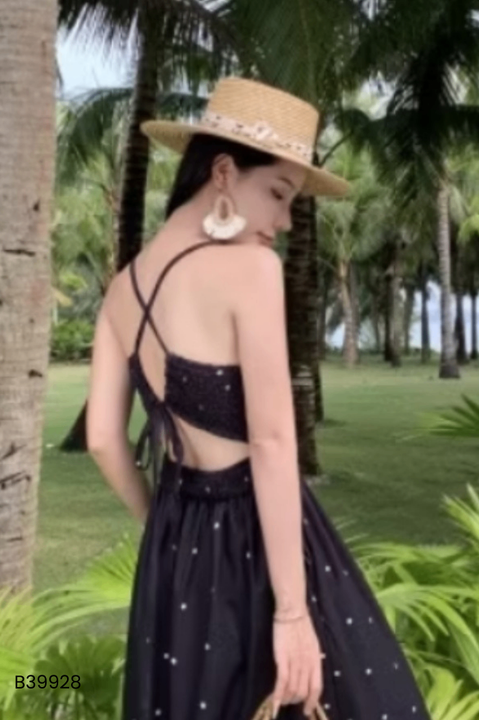 Váy cổ yếm đen chấm bi trắng