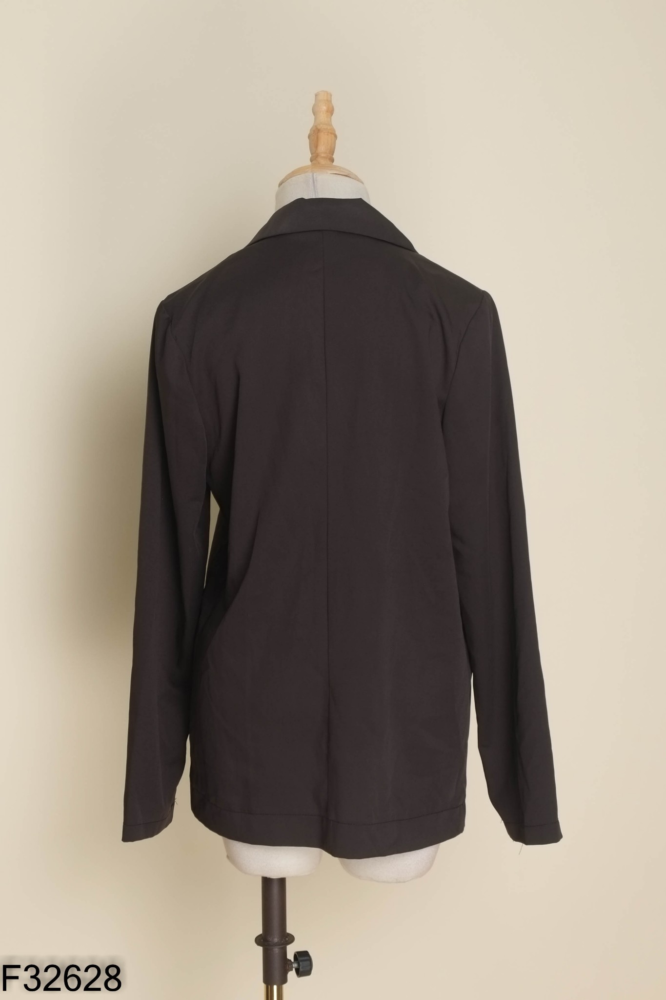 Áo đen cổ vest