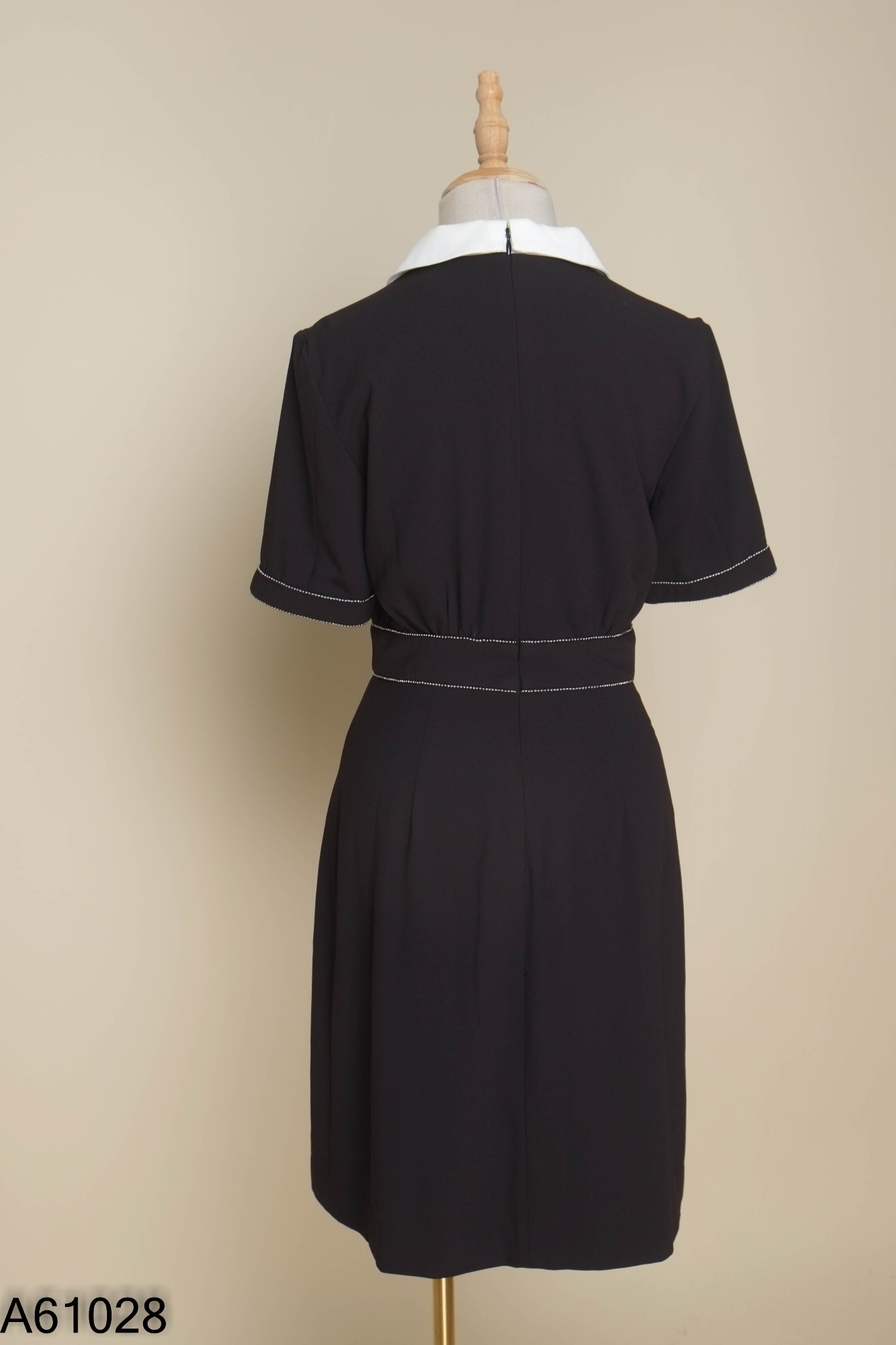 Váy đen IVY MODA cổ trắng