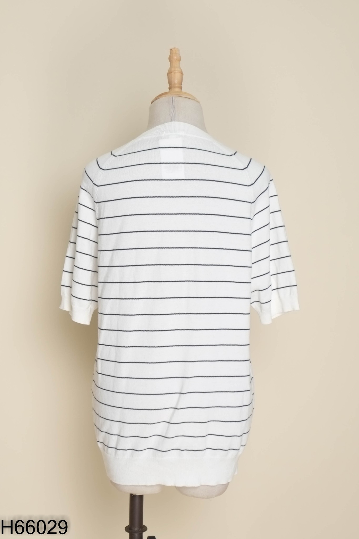 Áo UNIQLO trắng kẻ đen