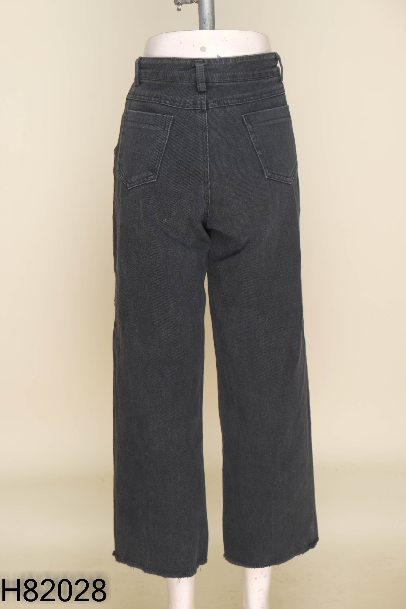 Quần jeans xám đen cắt gấu