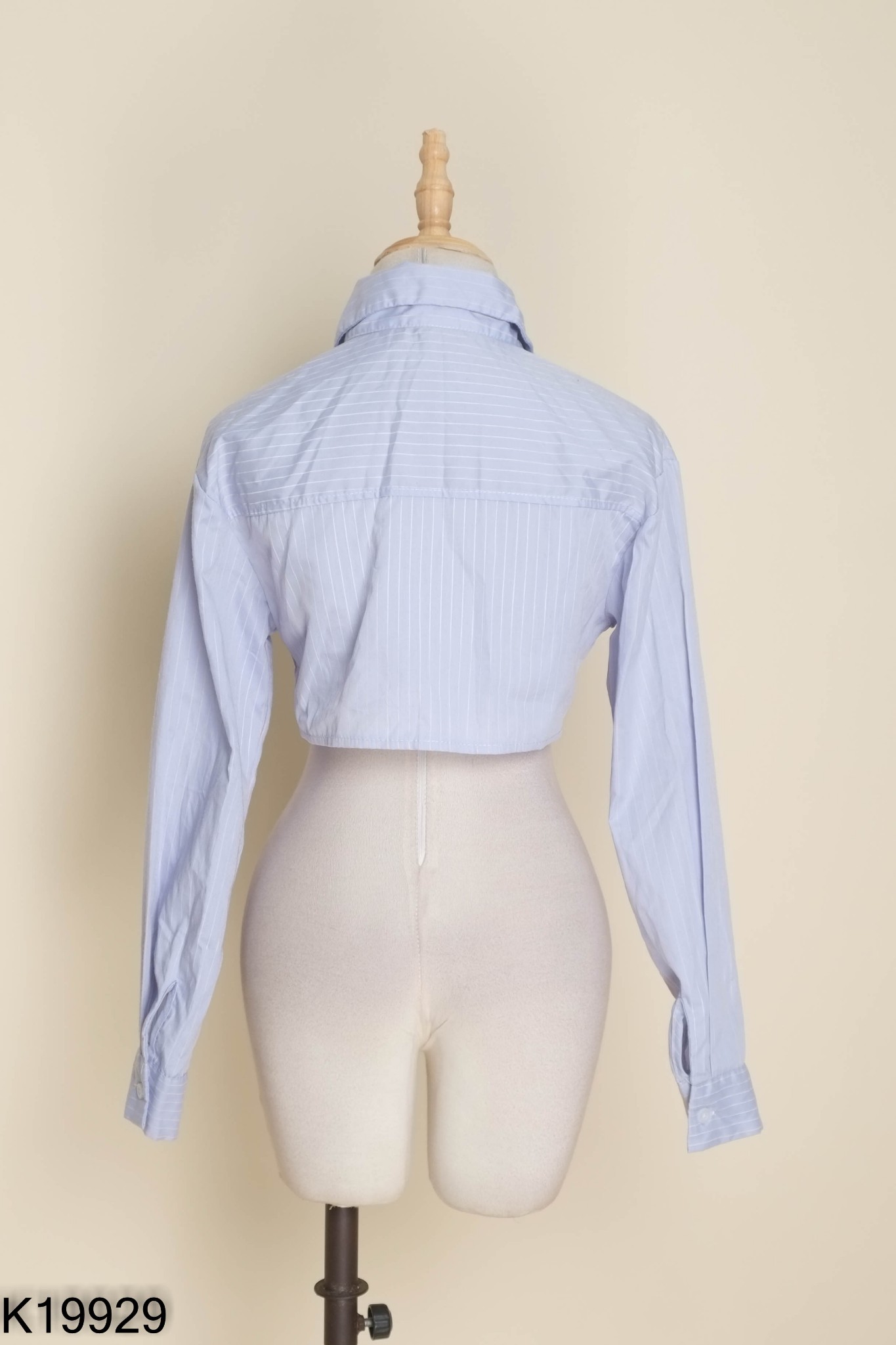 Áo croptop xanh kẻ dài tay