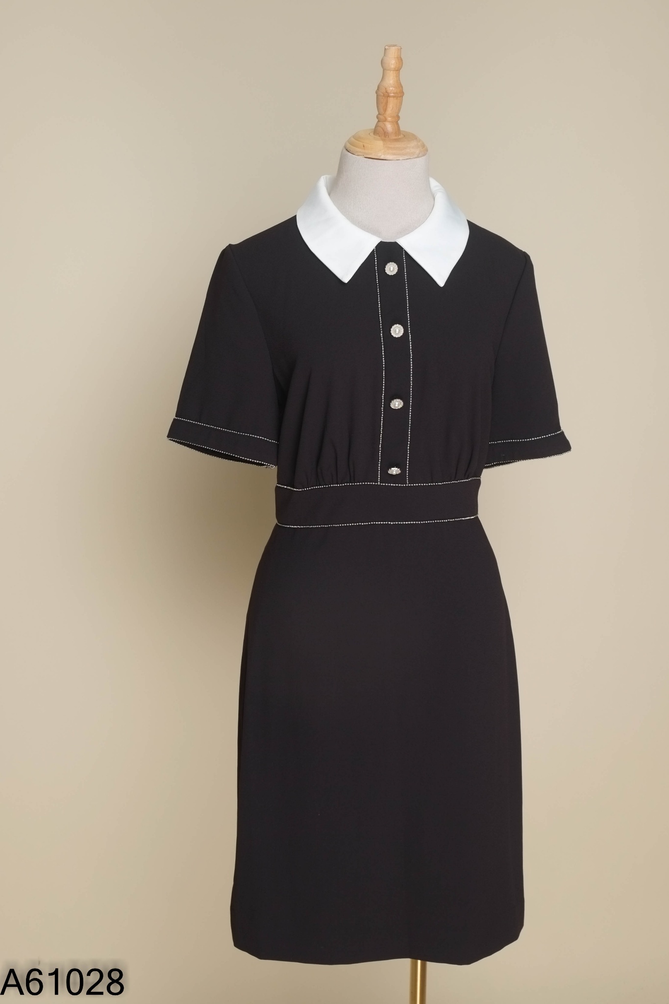 Váy đen IVY MODA cổ trắng