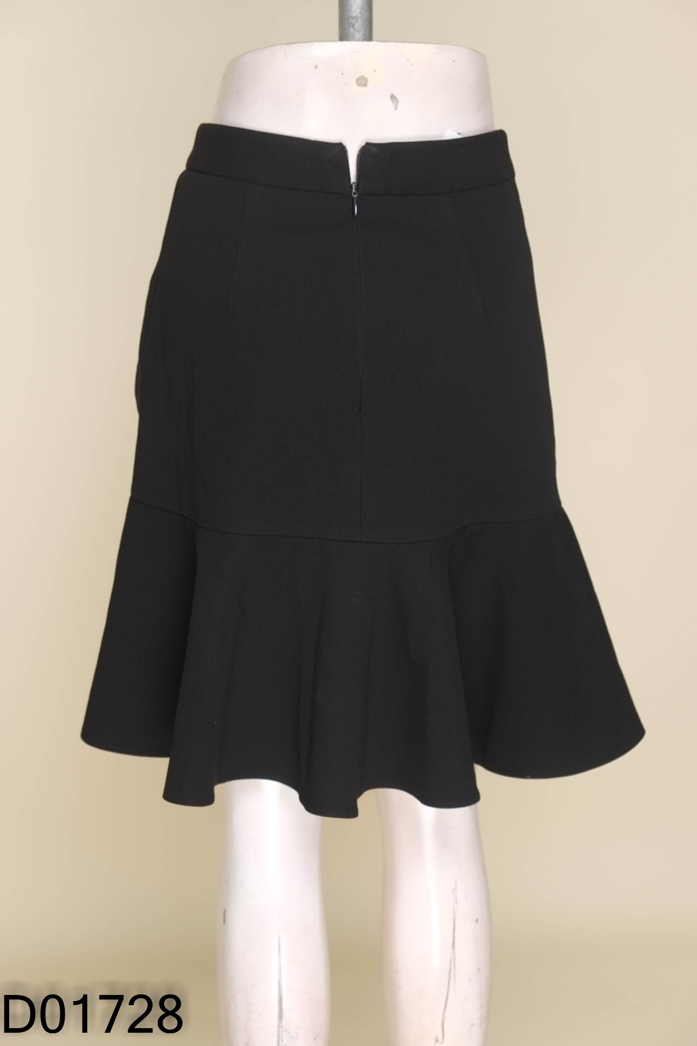 Chân váy HUONG BOUTIQUE đen đính khuy