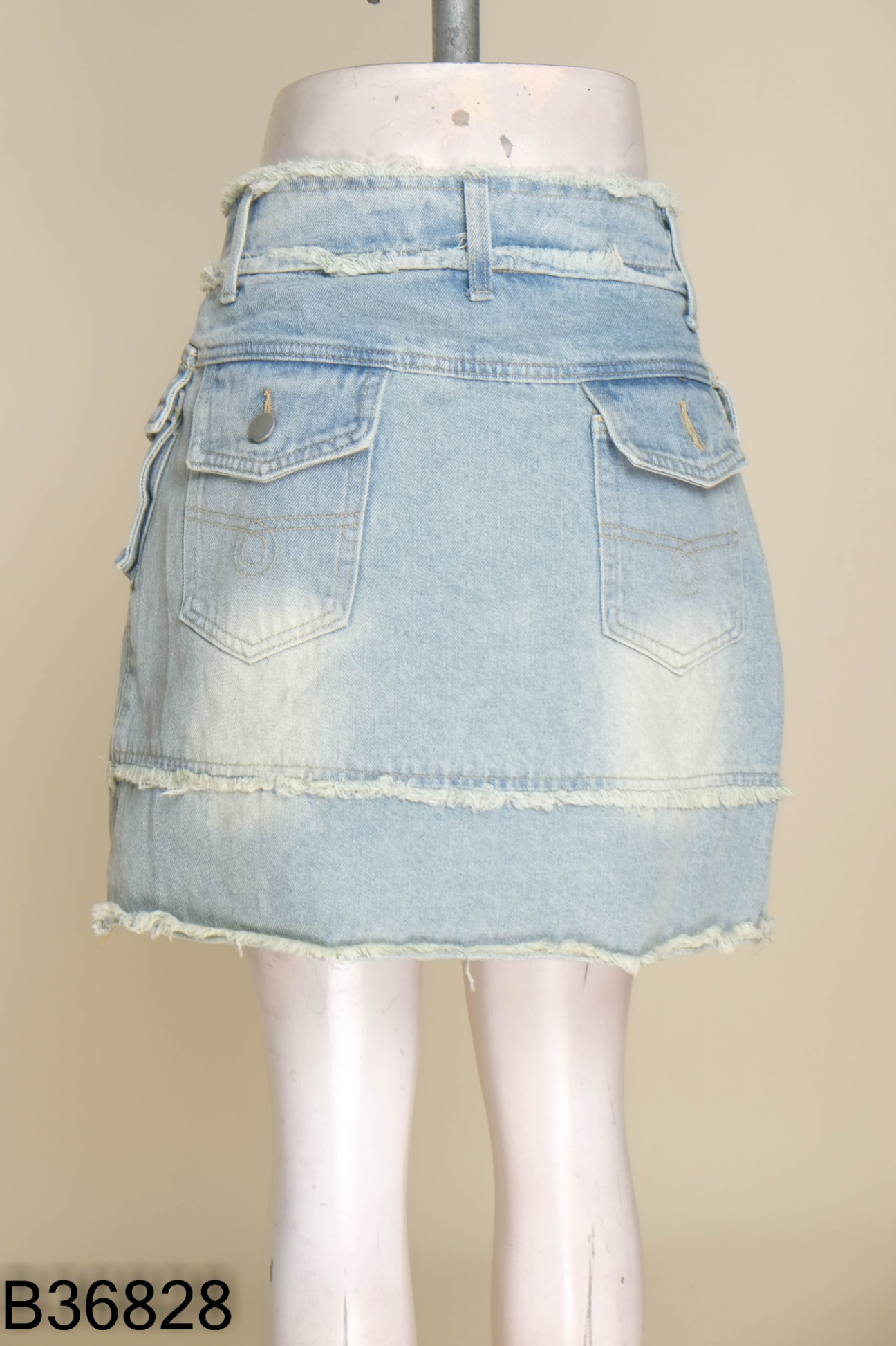 Chân váy jeans xanh viển tua rua