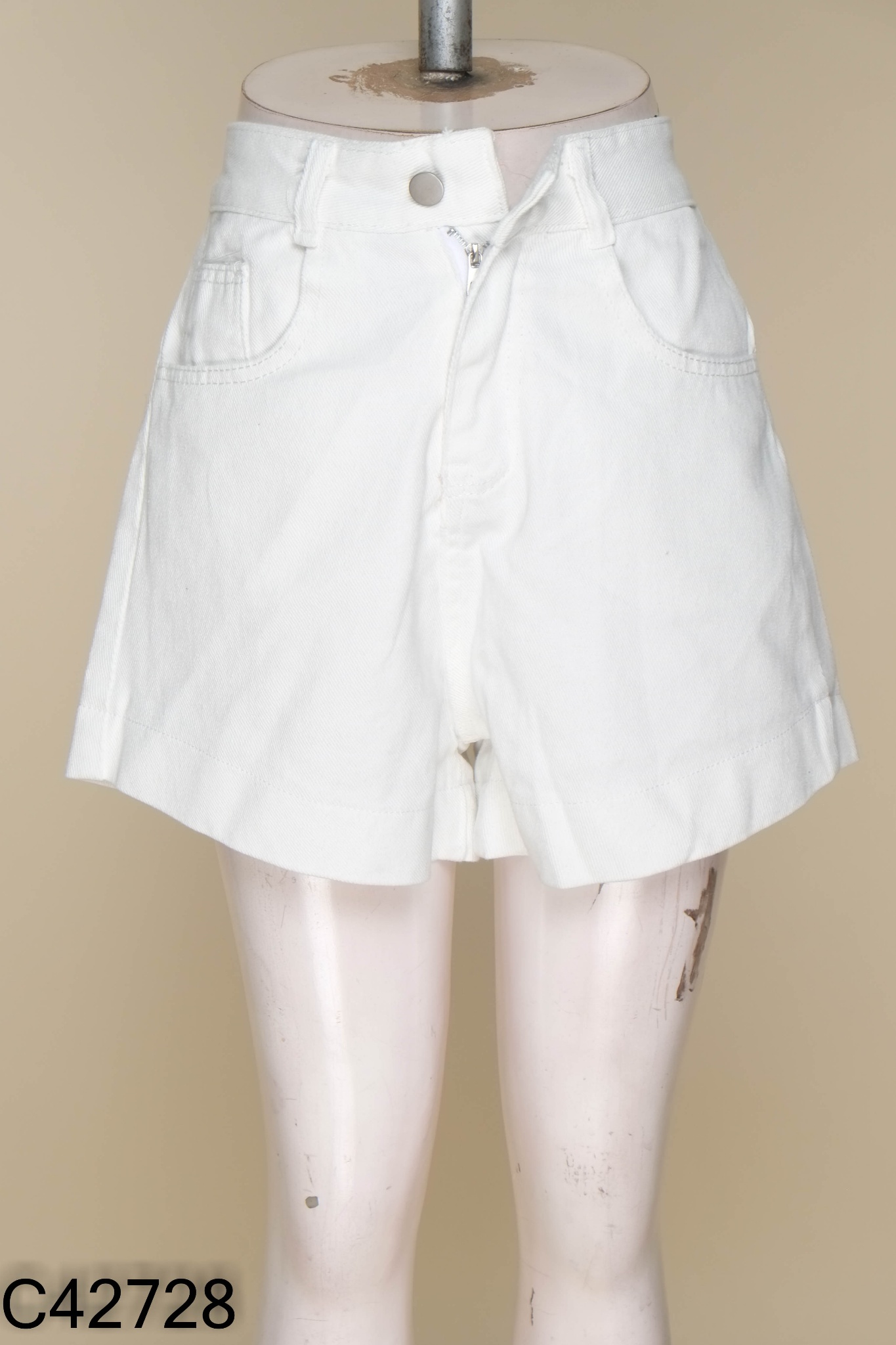 NEWTAG Quần shorts jeans trắng