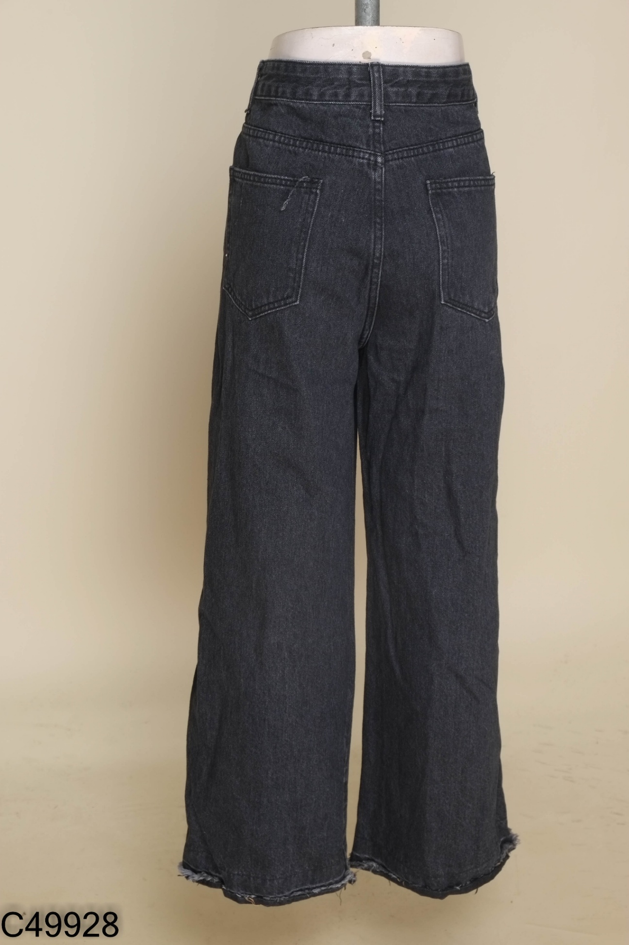 Quần jeans đen ống rộng cắt gấu
