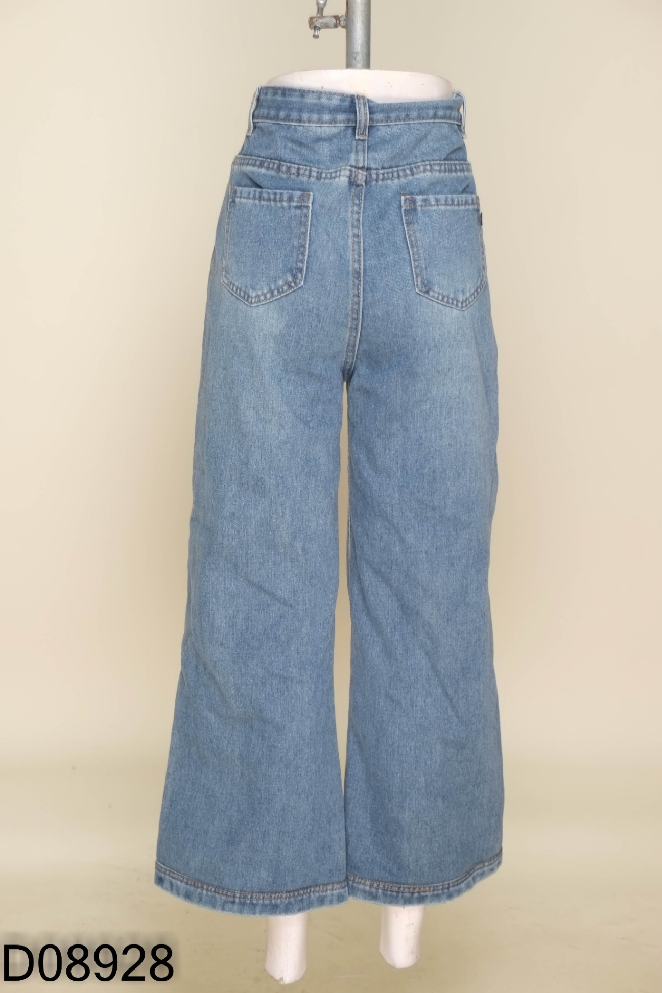 Quần jeans xanh ống rộng