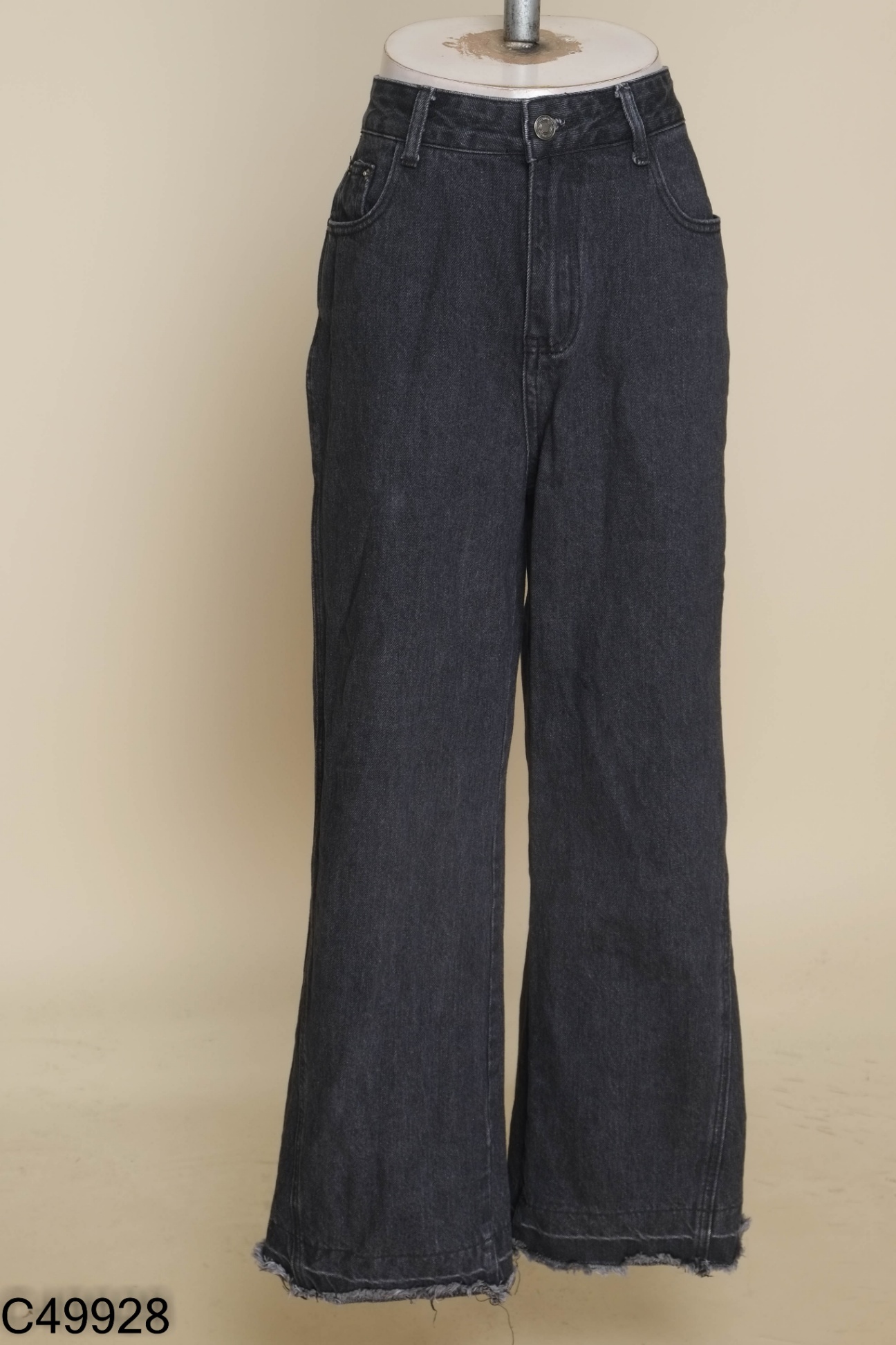 Quần jeans đen ống rộng cắt gấu