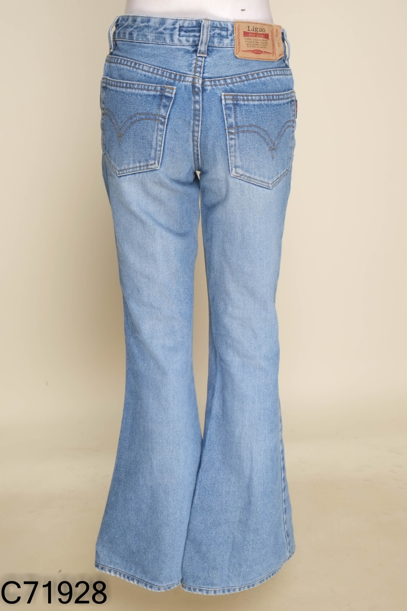 Quần jeans xanh trơn dáng loe