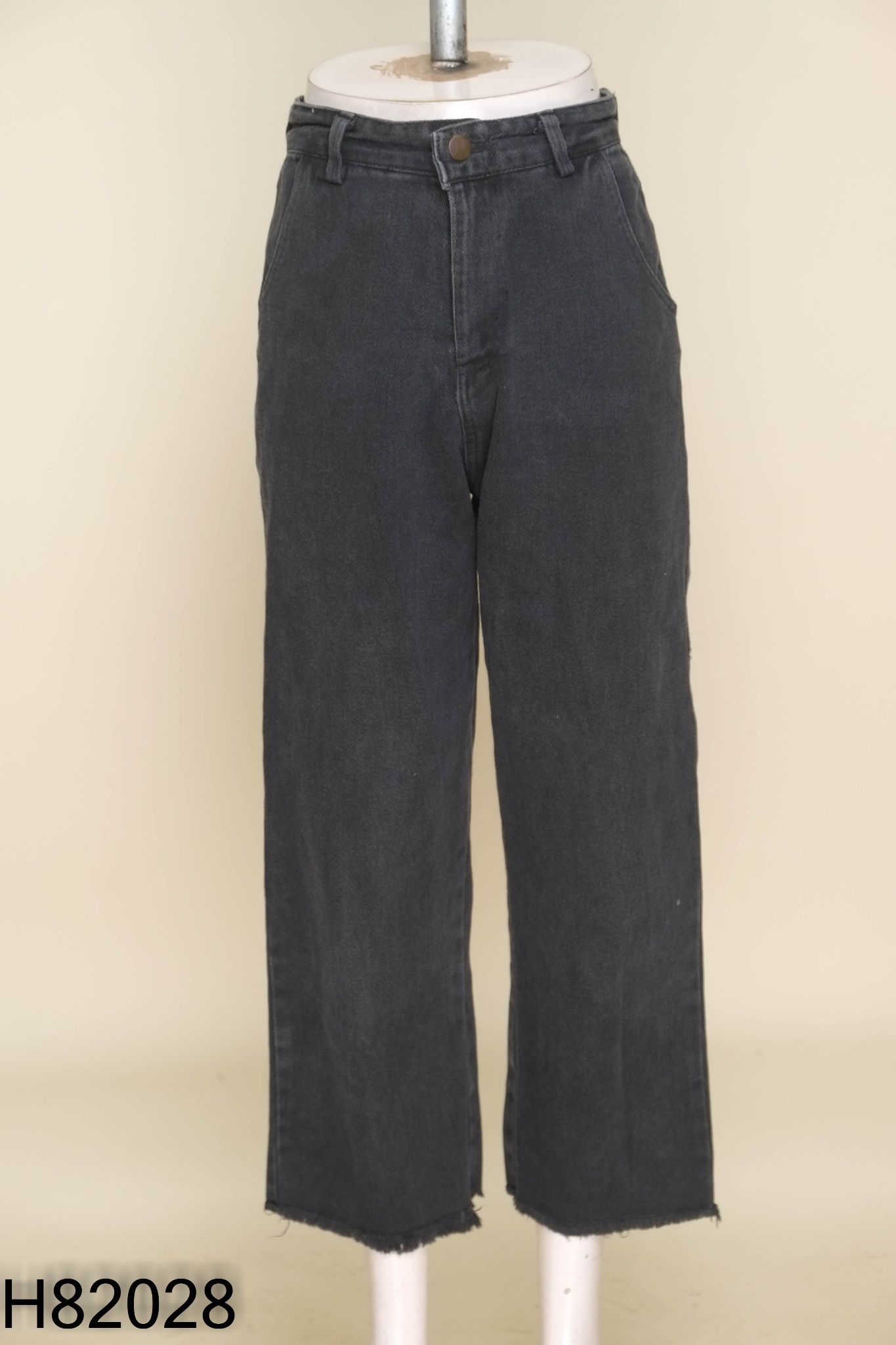 Quần jeans xám đen cắt gấu