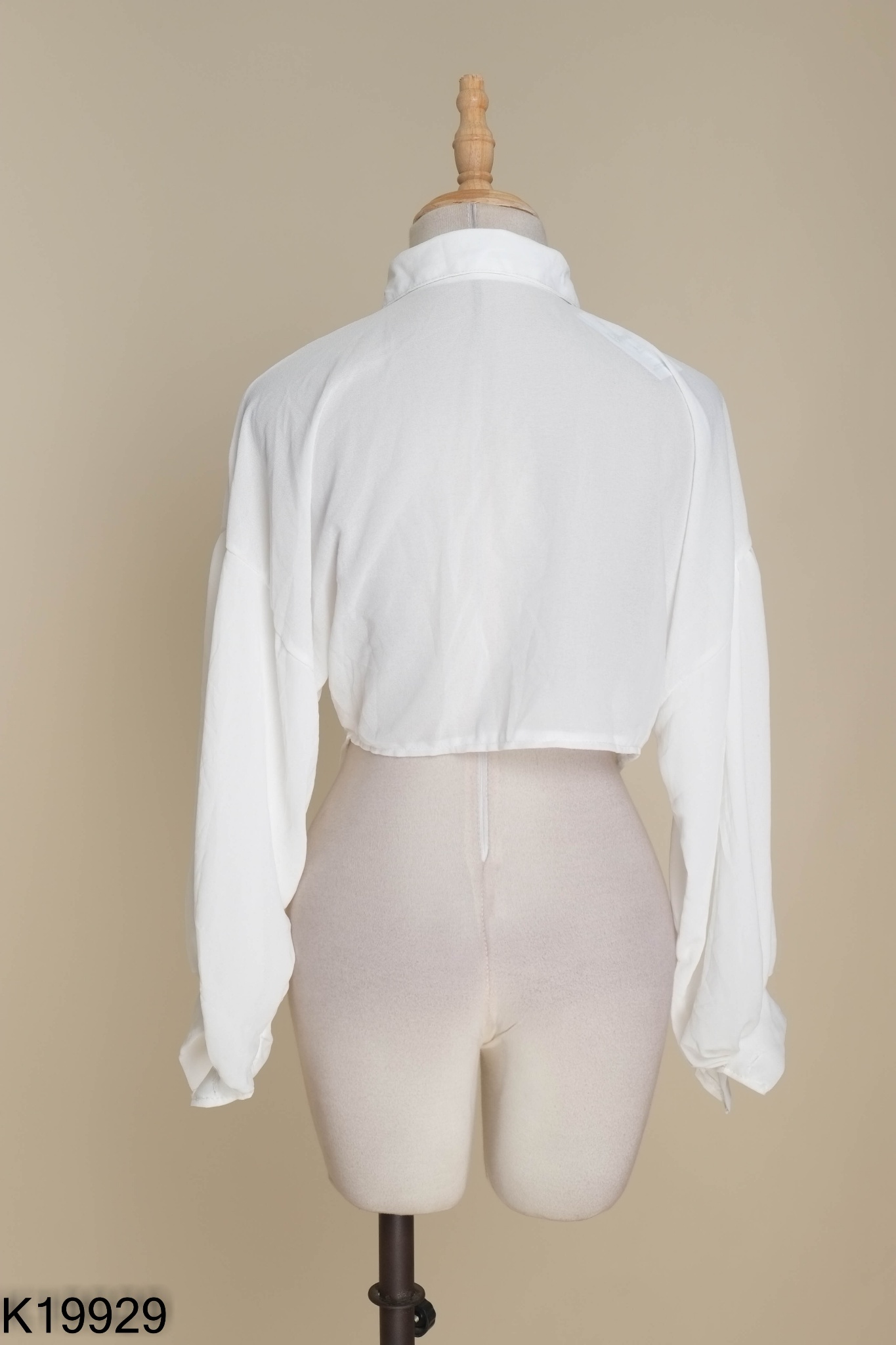 Áo croptop trắng dài tay