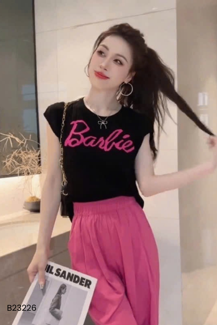 Áo len đen chữ hồng