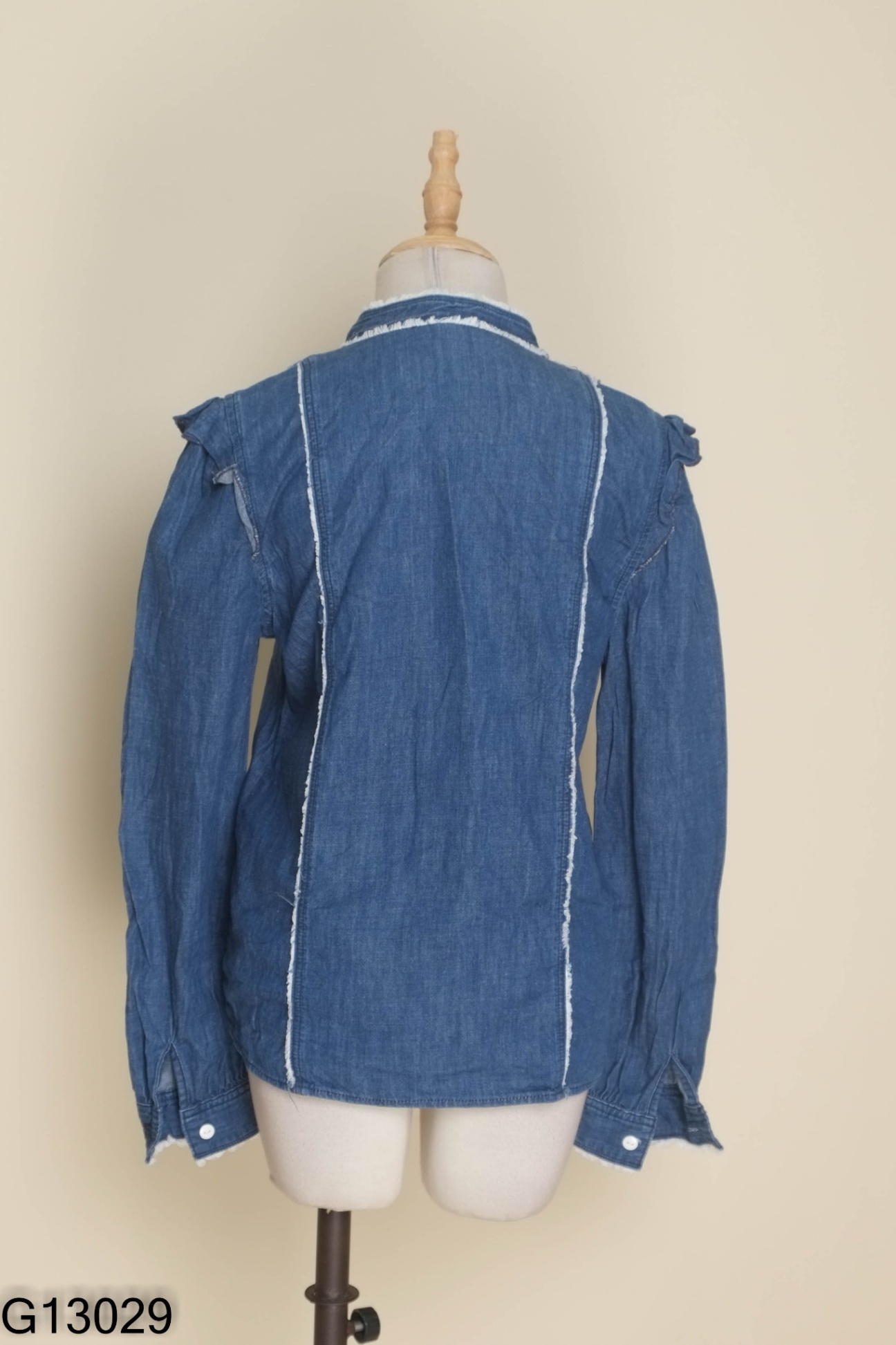Áo jeans xanh viền tua rua