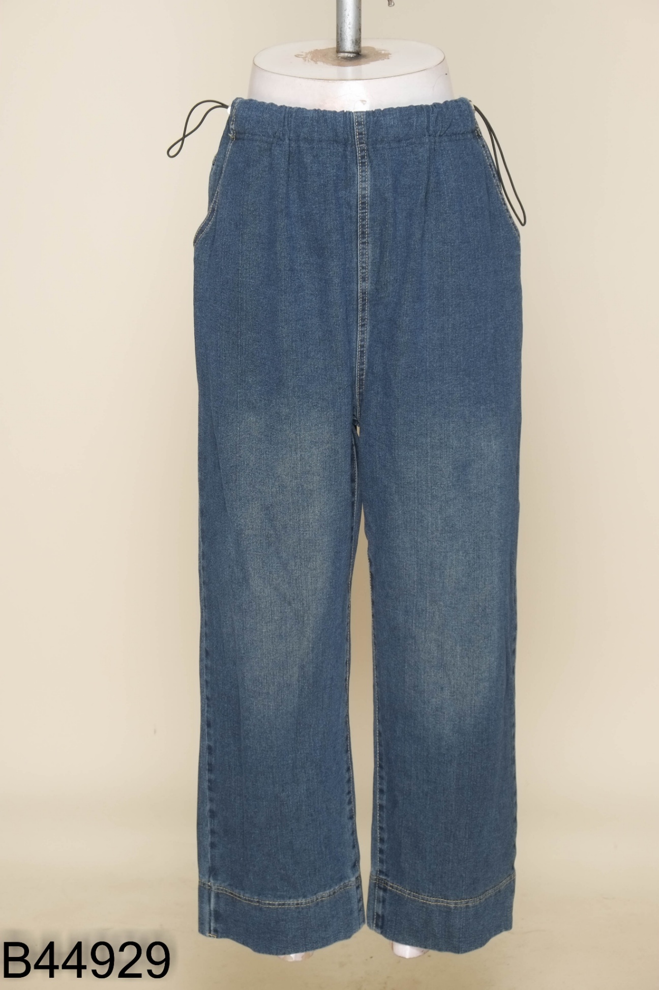 Quần jeans xanh suông rút eo