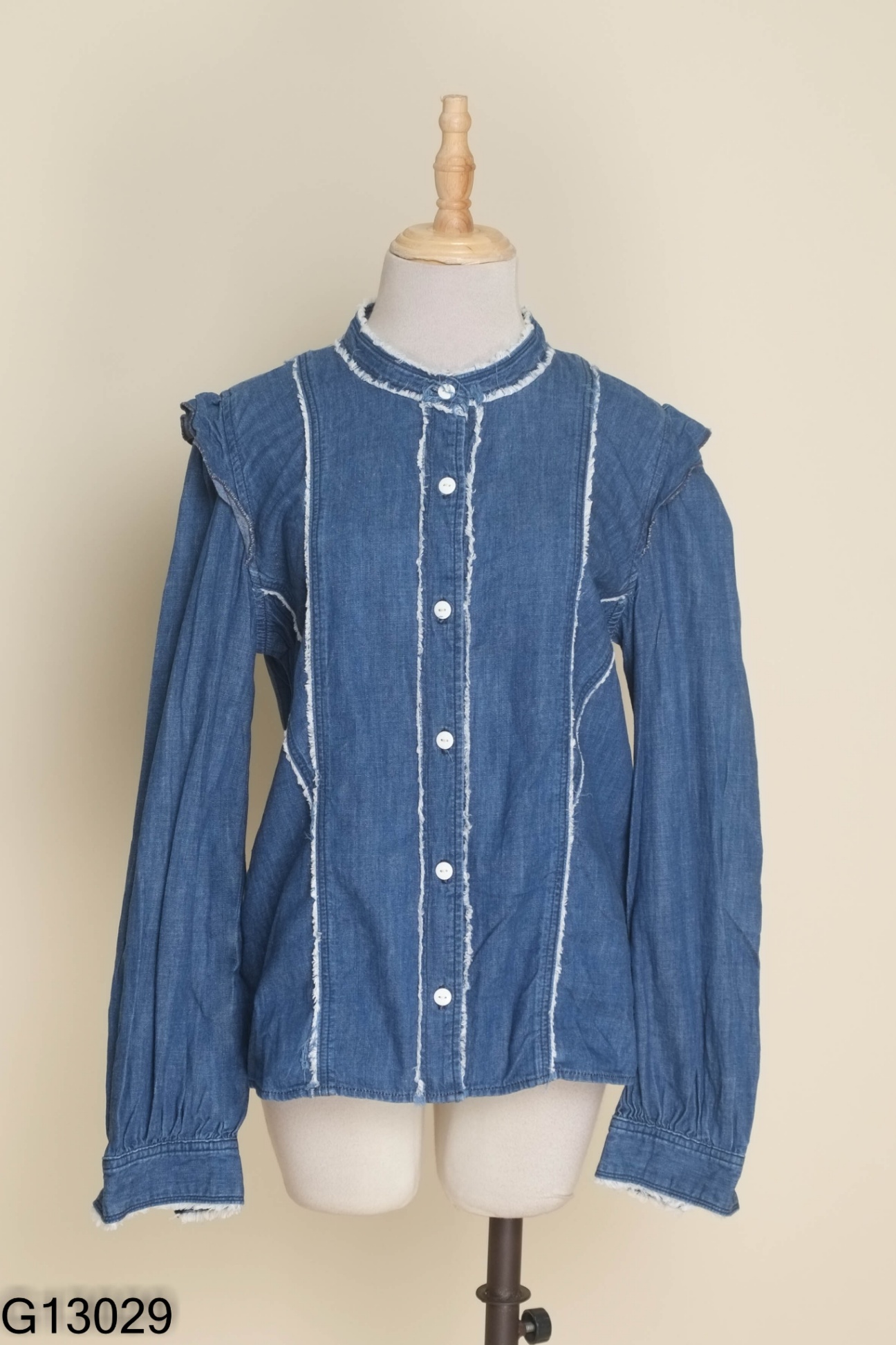 Áo jeans xanh viền tua rua