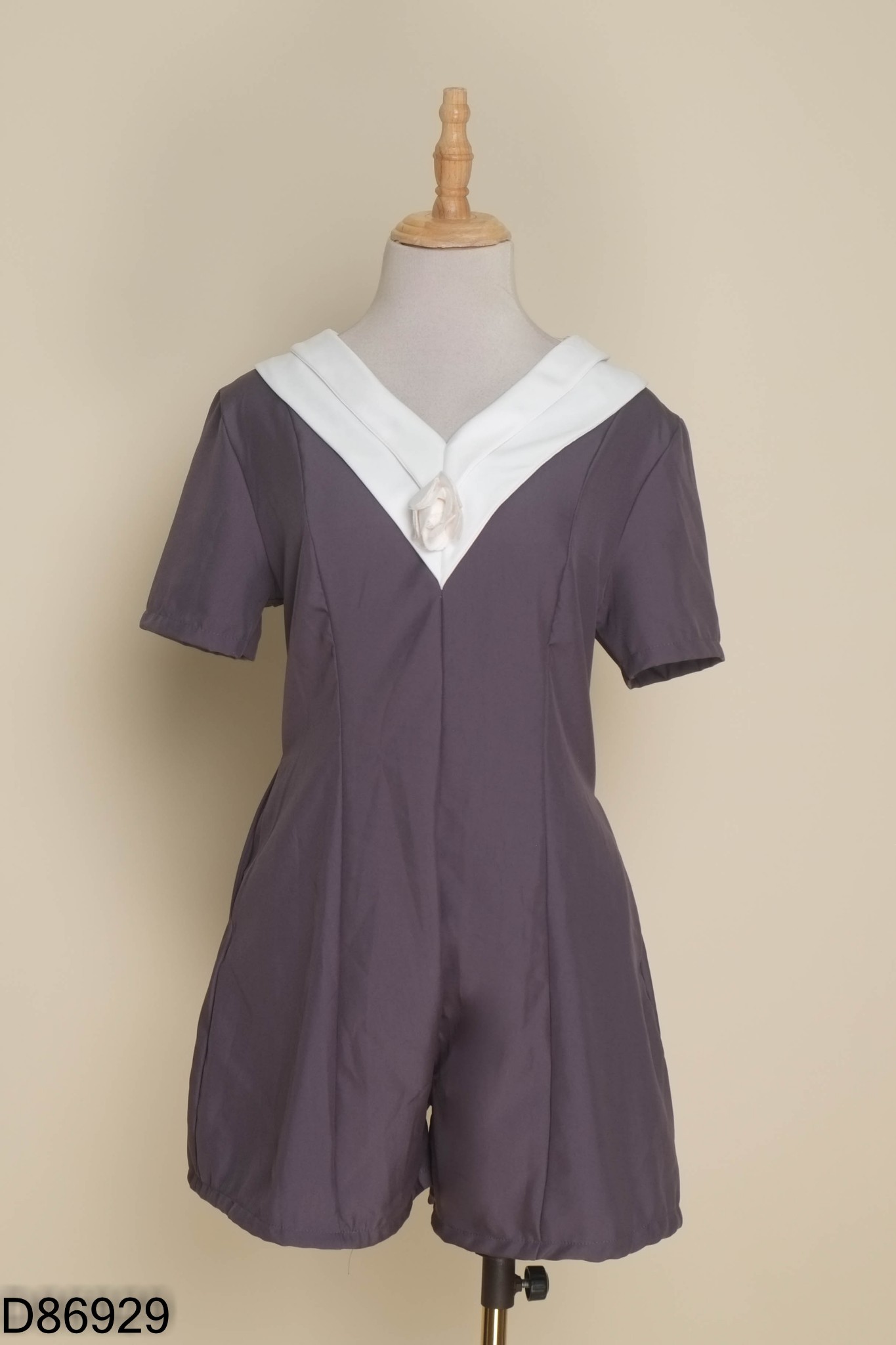 Jumpsuit xám cổ trắng