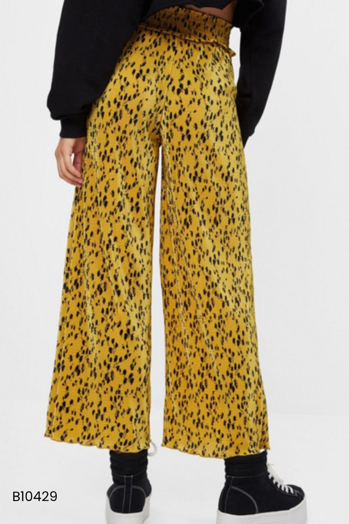 Quần BERSHKA vàng hoạ tiết